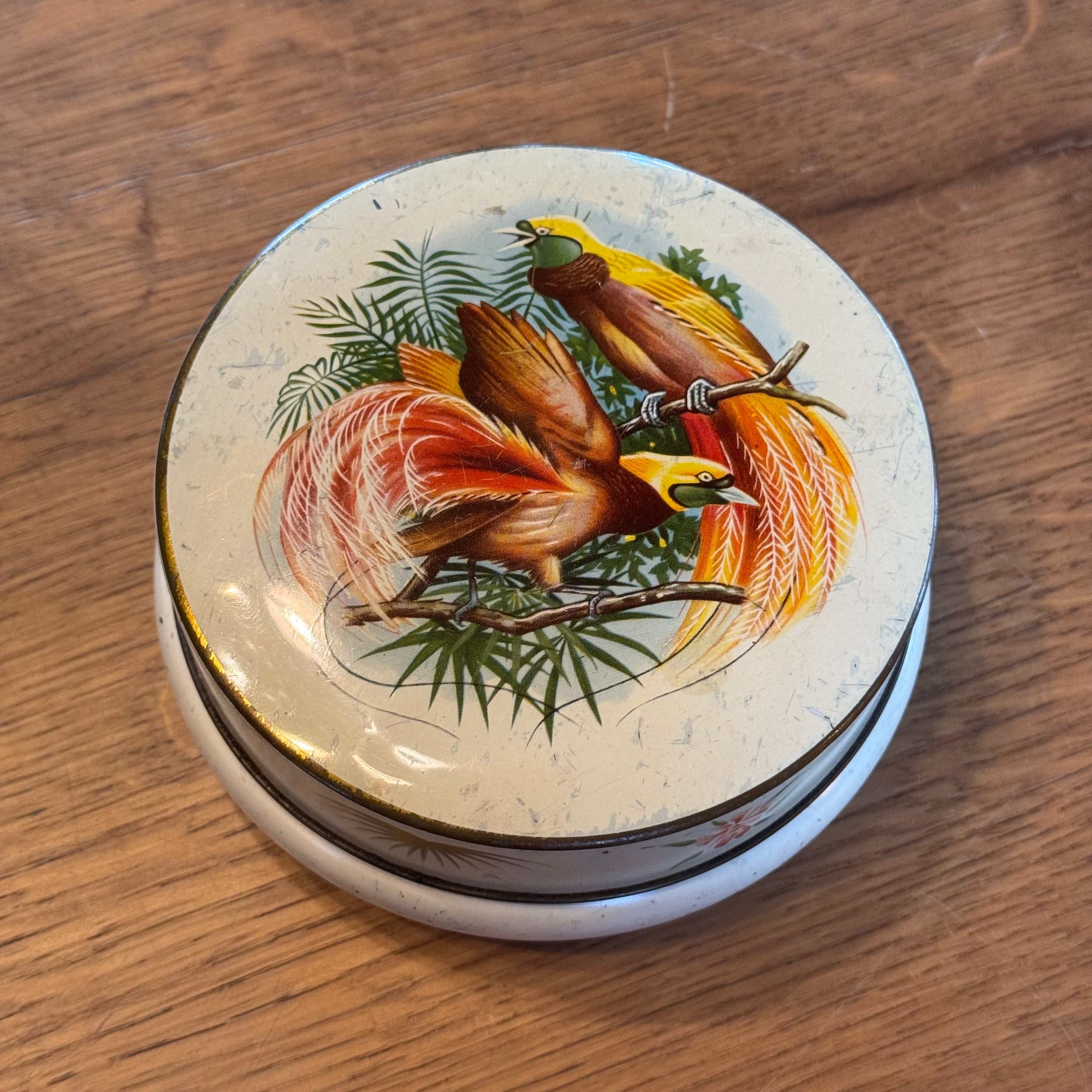 Runde Dose mit Paradiesvögeln – exotische Vintage-Dose, ca. 1950–1960