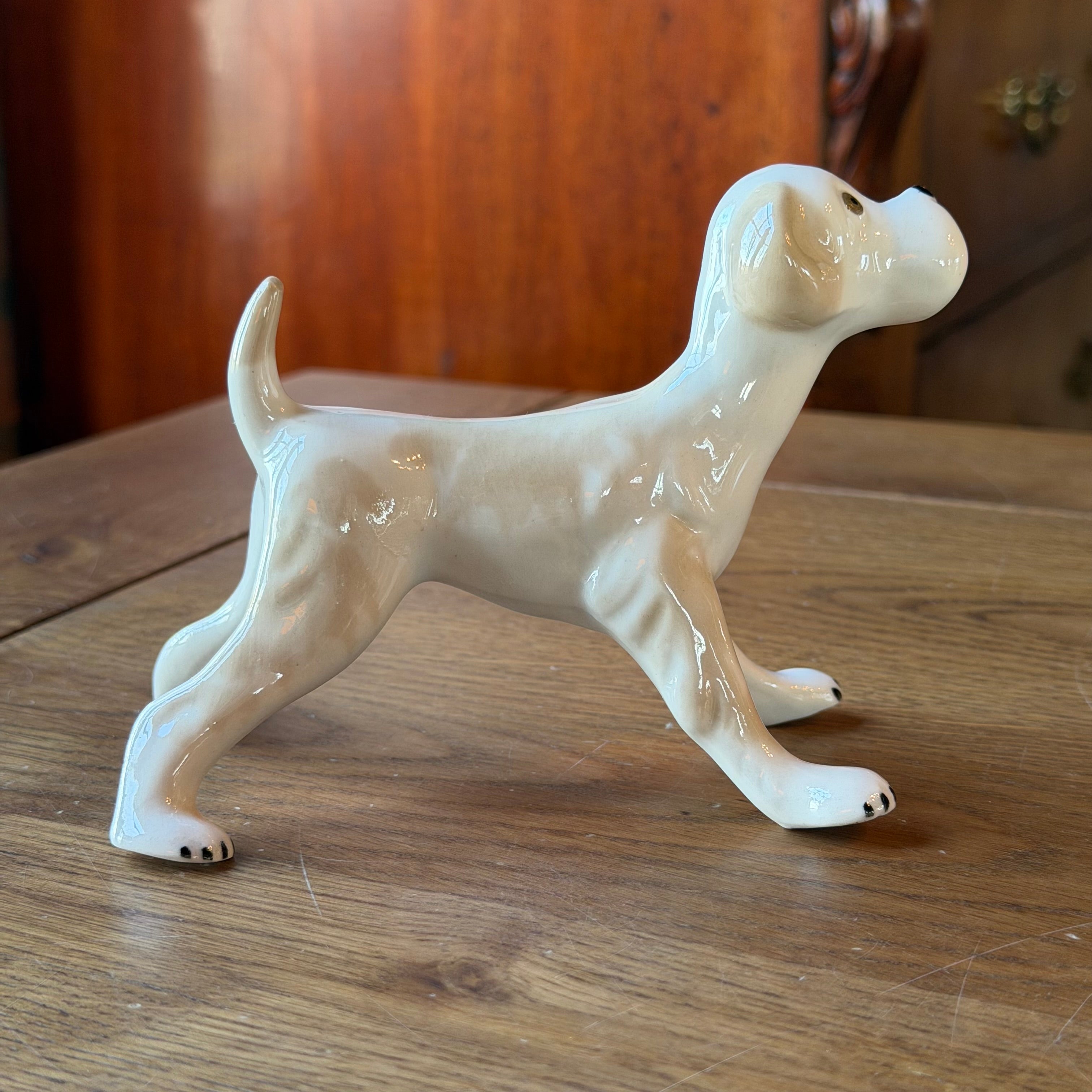 Porzellanhund in verspielter Pose – Vintage-Figur