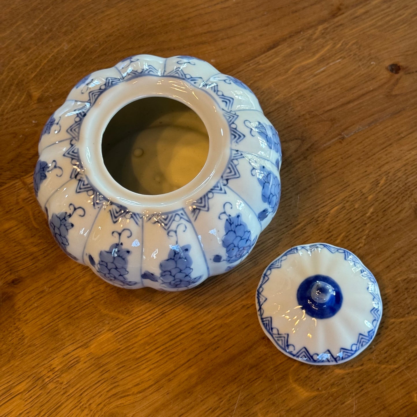 Blue and white porcelain pot with lid – floral decoration – Made in China