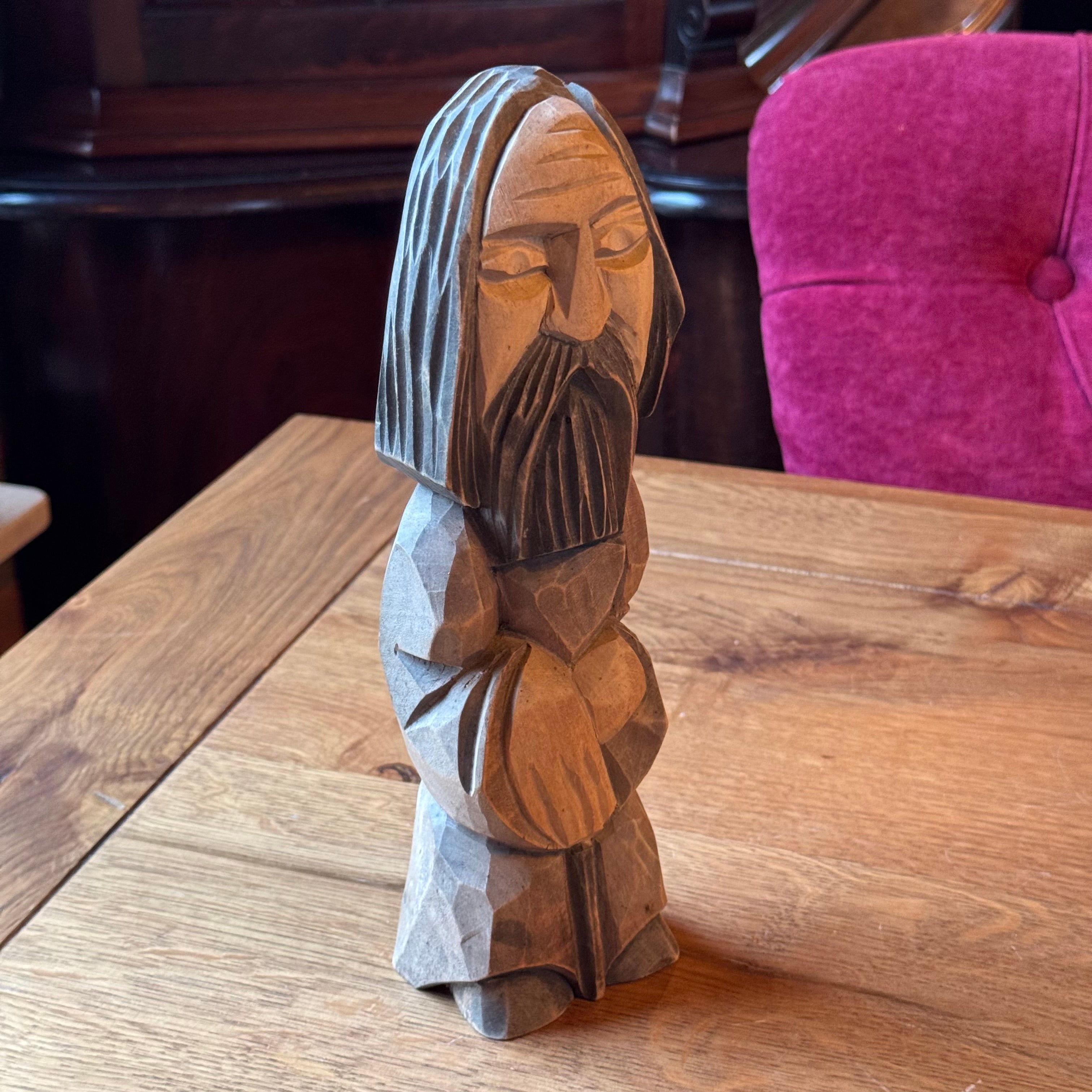 Handgeschnitzte Holzstatue eines stehenden Mannes mit Bart