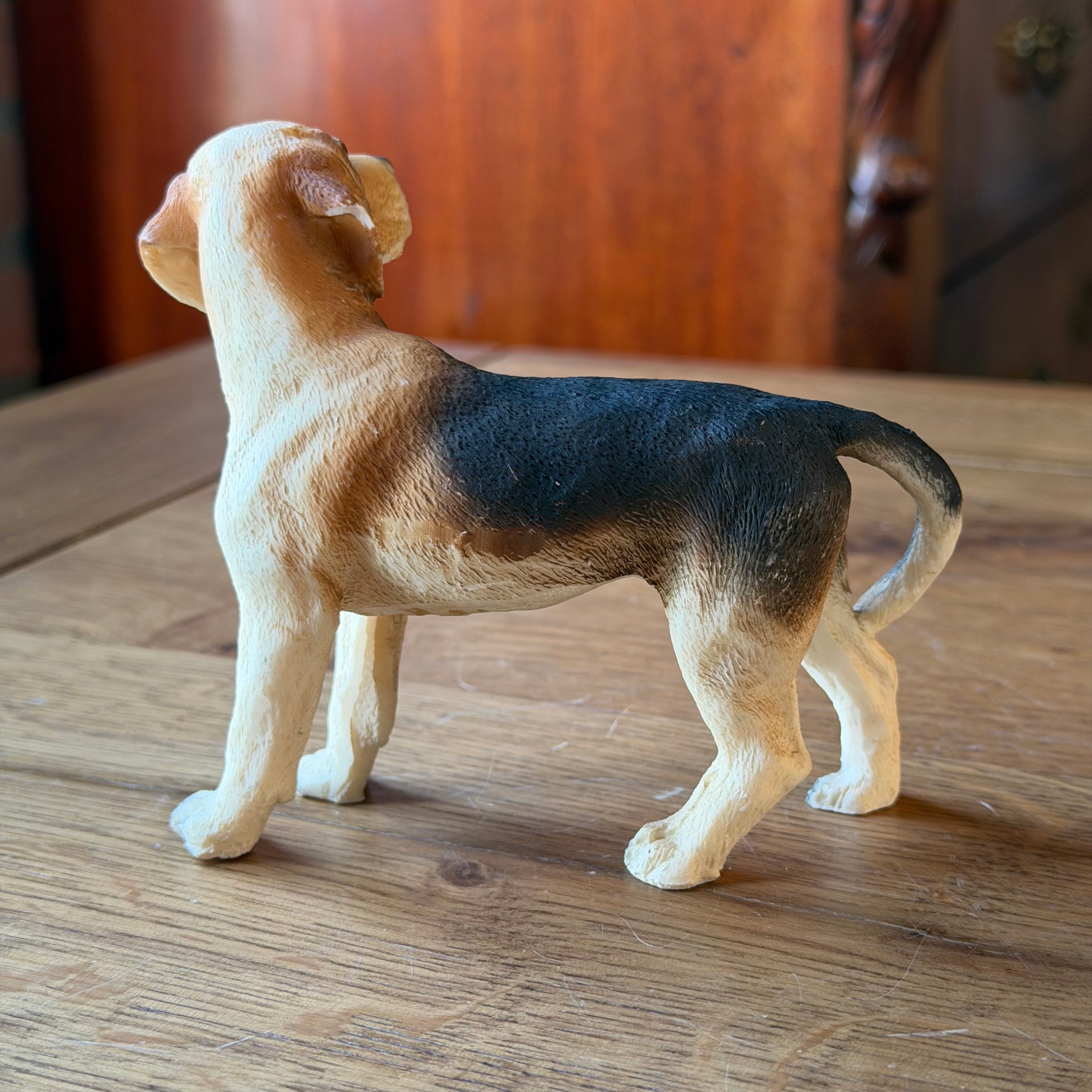 Hondensculptuur in beagle-stijl – handbeschilderd vintage beeld