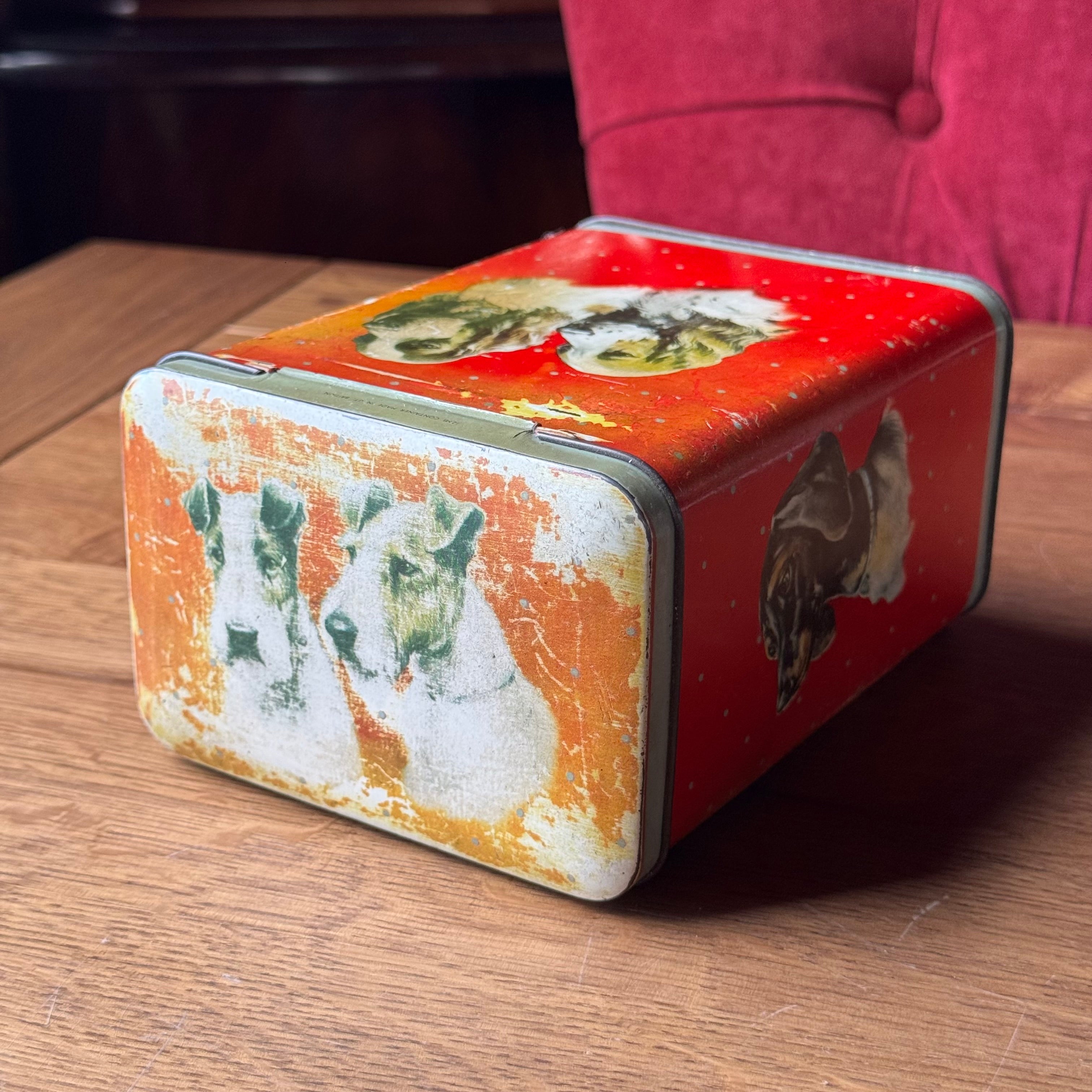 Vintage Hundedose – Dose mit Spaniel- und Terrier-Illustrationen (1950er–60er Jahre)