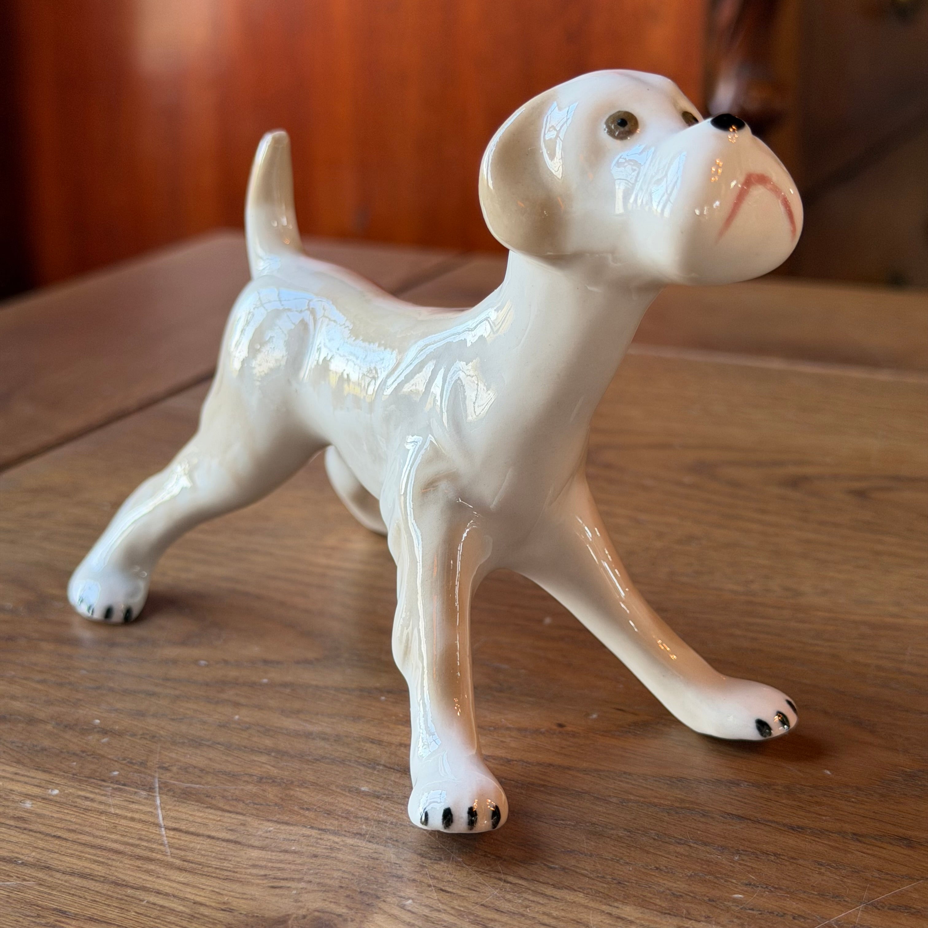 Porzellanhund in verspielter Pose – Vintage-Figur