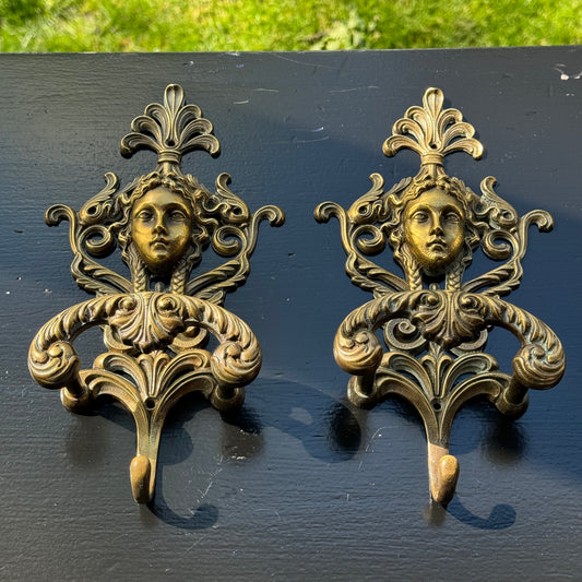 Twee Koperen Messing Medusa Wandhaken van VCR BREV - The Collectionist