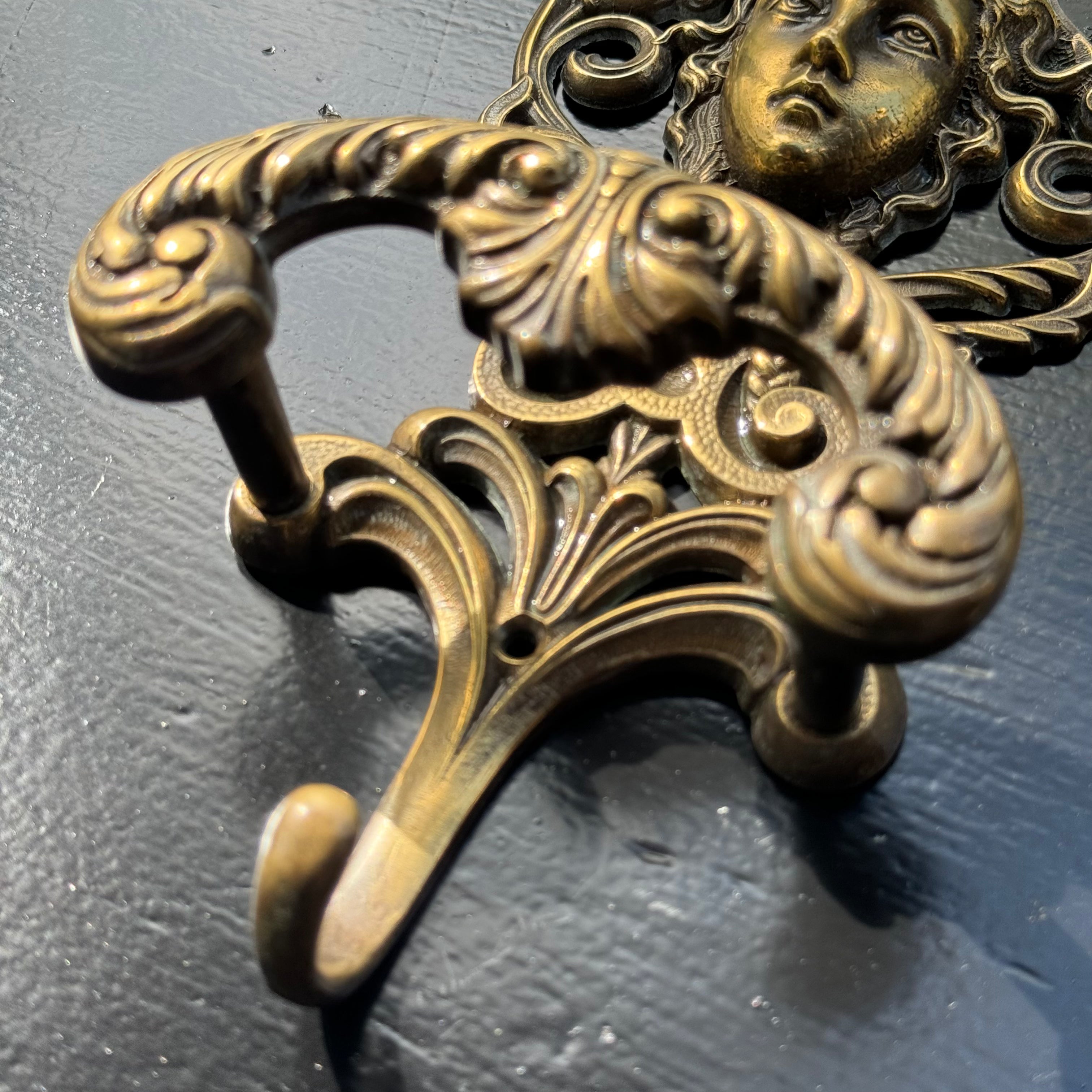 Twee Koperen Messing Medusa Wandhaken van VCR BREV - The Collectionist