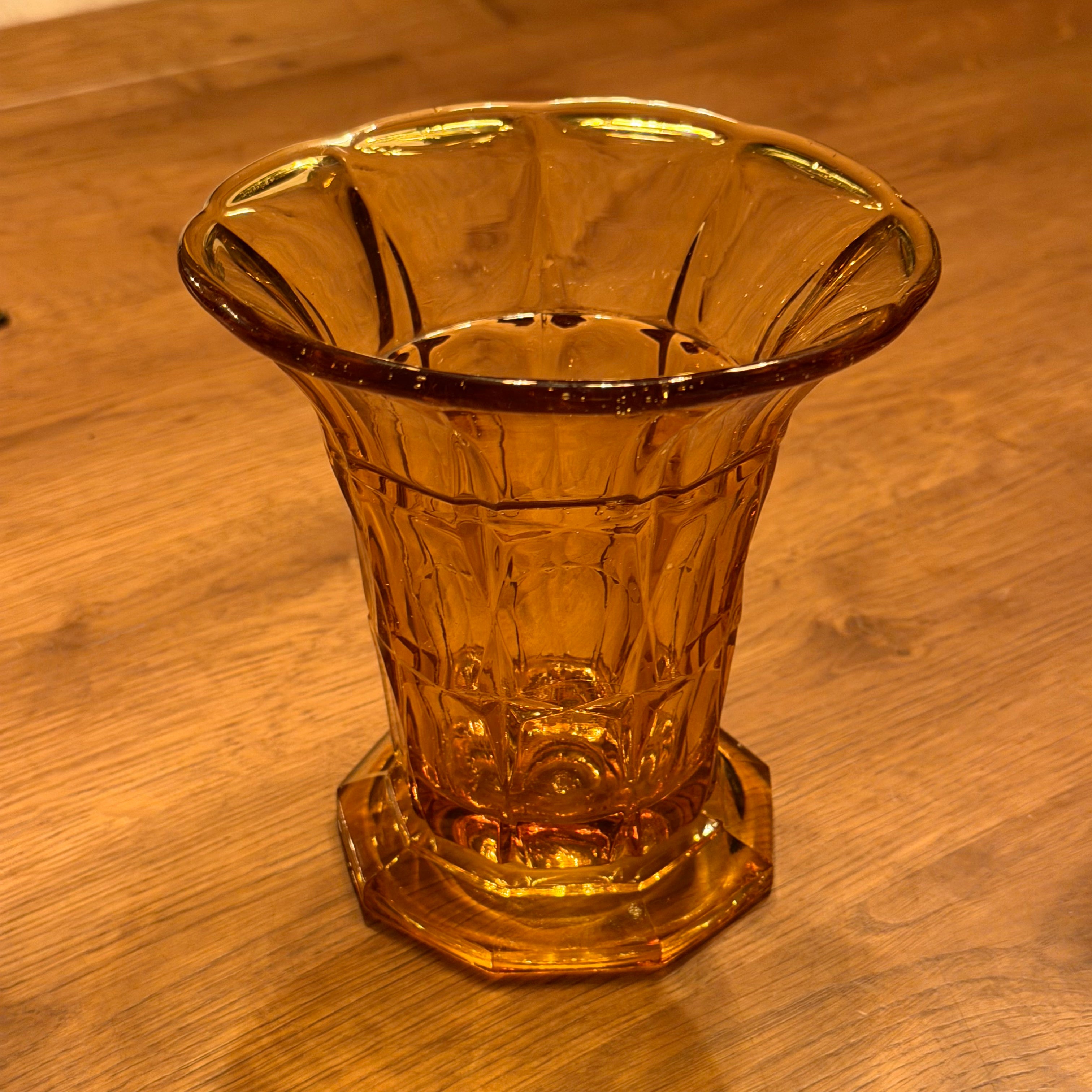 Bernsteinfarbene Glasvase mit Facetten – schwere Vintage-Version