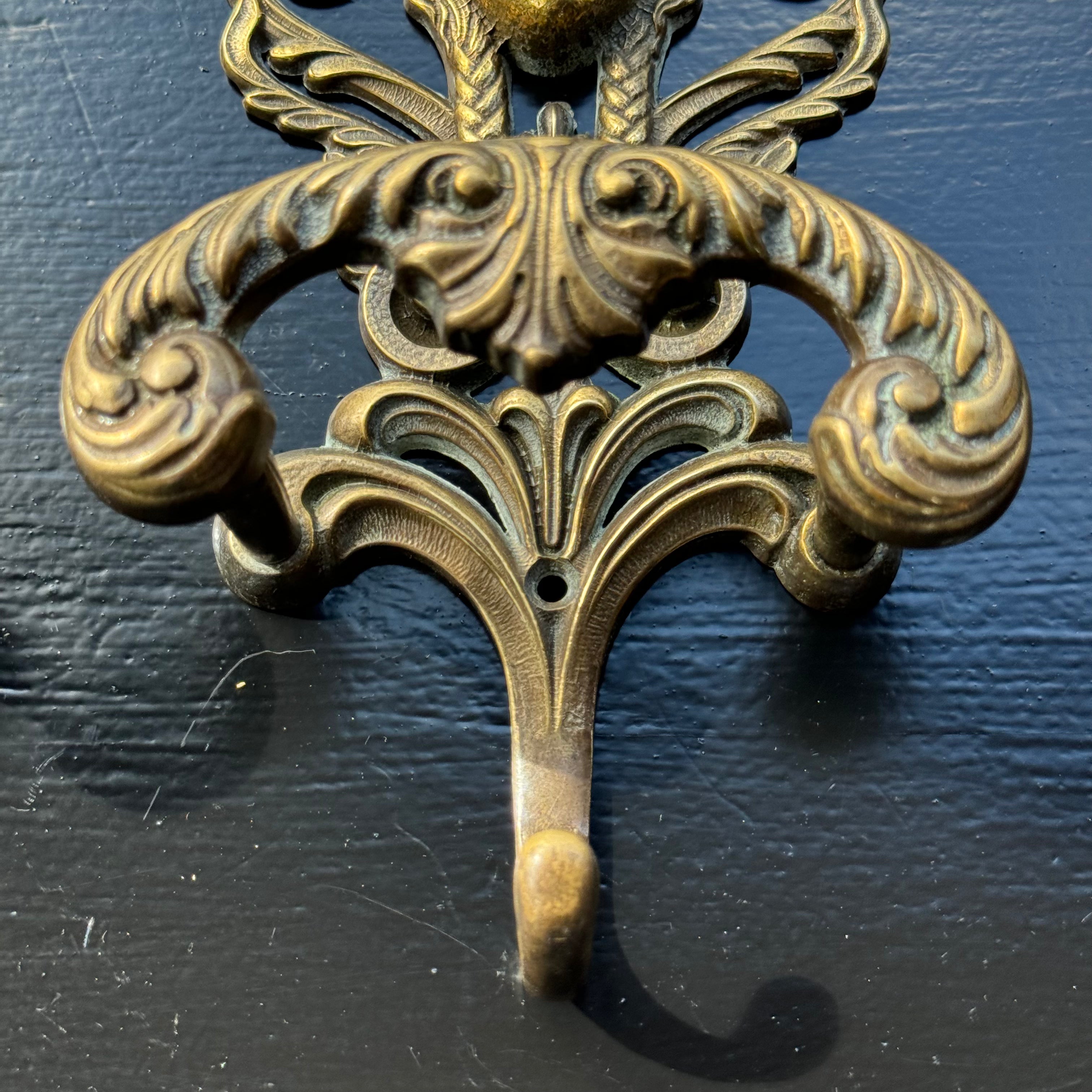 Twee Koperen Messing Medusa Wandhaken van VCR BREV - The Collectionist