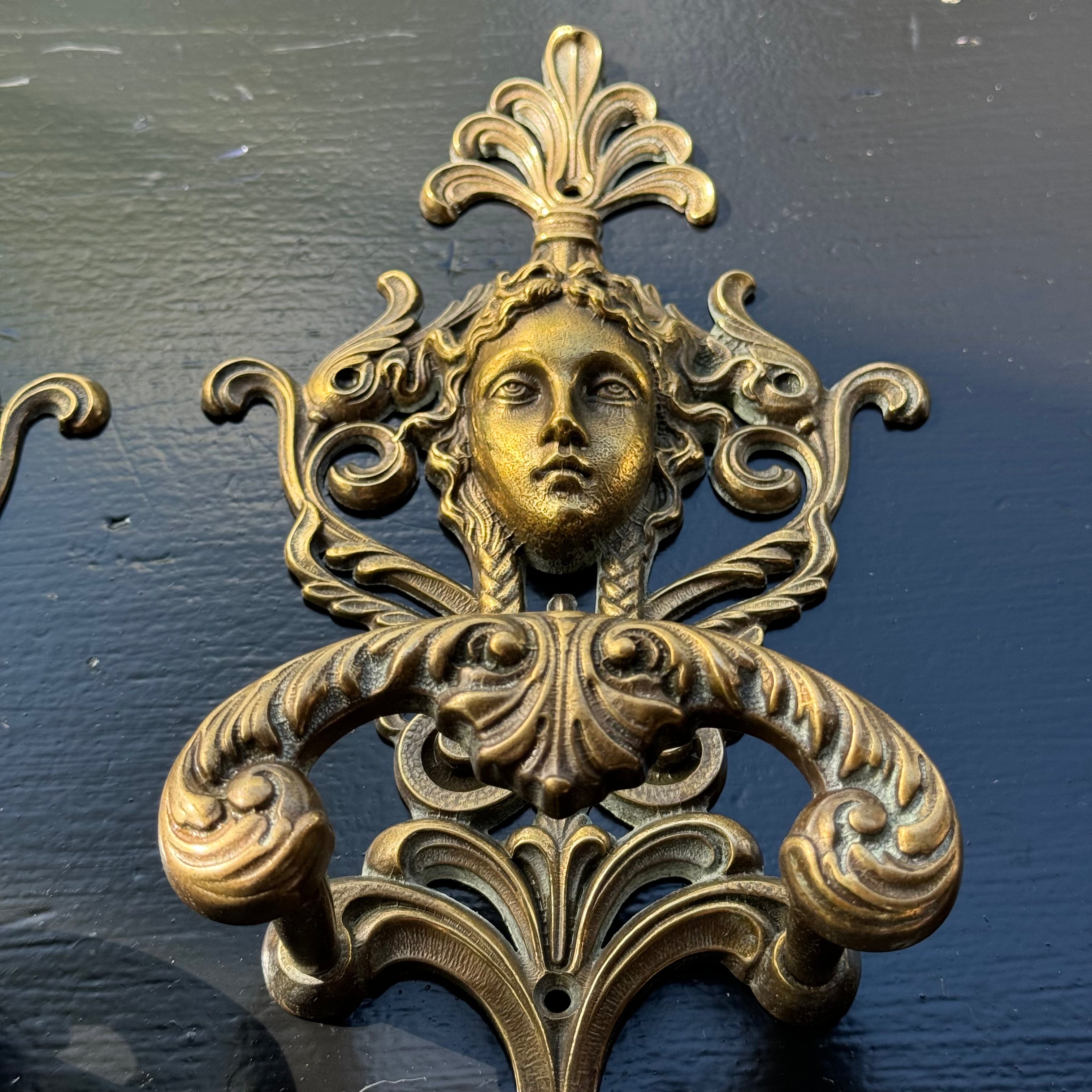 Twee Koperen Messing Medusa Wandhaken van VCR BREV - The Collectionist