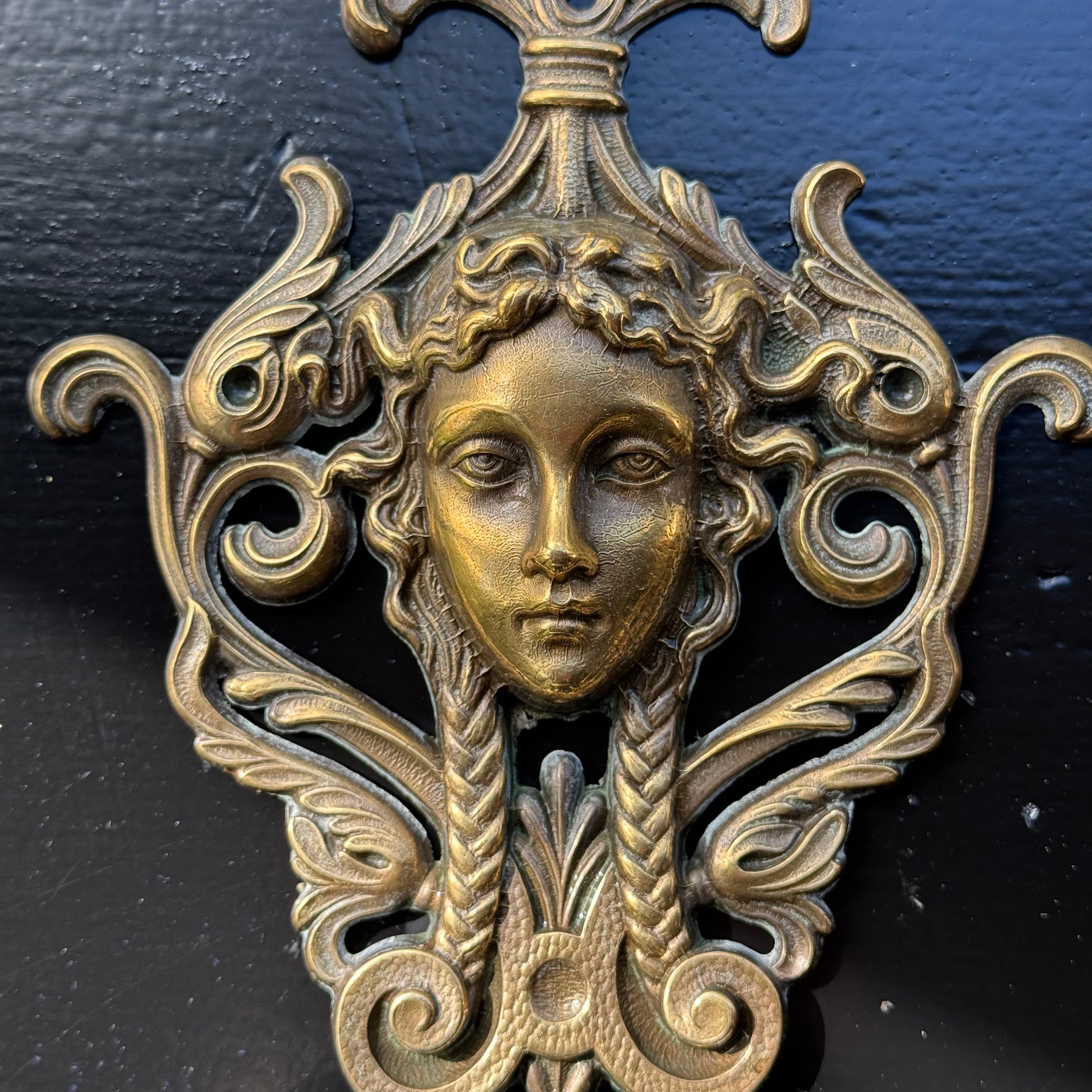 Twee Koperen Messing Medusa Wandhaken van VCR BREV - The Collectionist