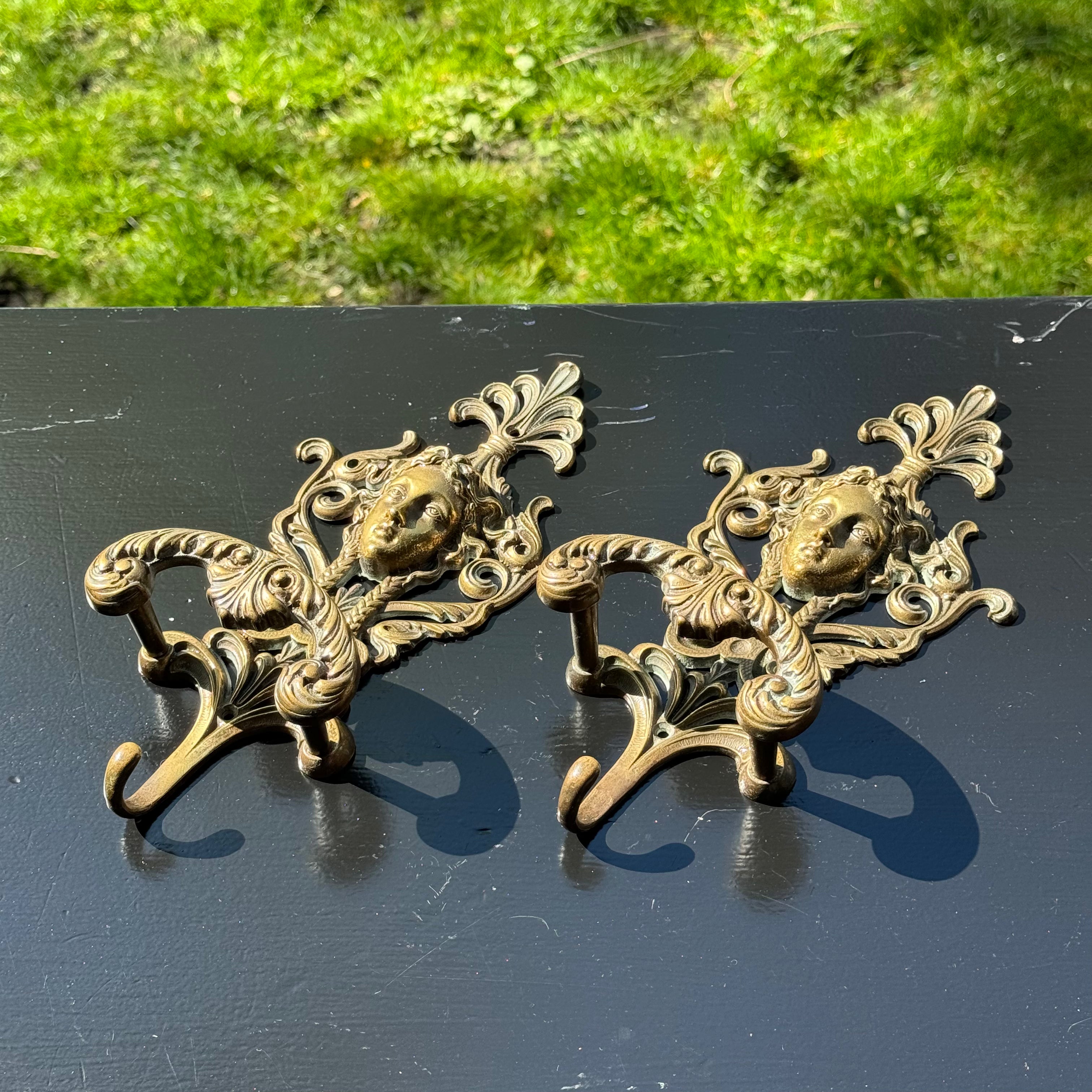 Twee Koperen Messing Medusa Wandhaken van VCR BREV - The Collectionist