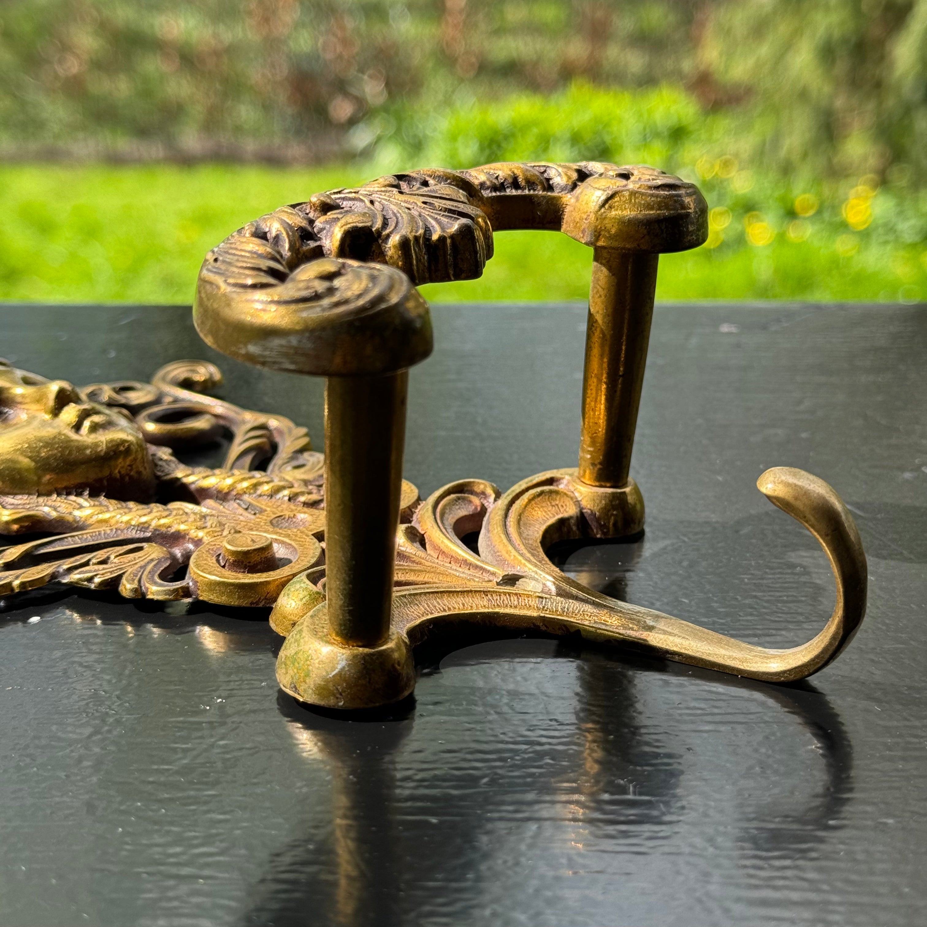 Twee Koperen Messing Medusa Wandhaken van VCR BREV - The Collectionist