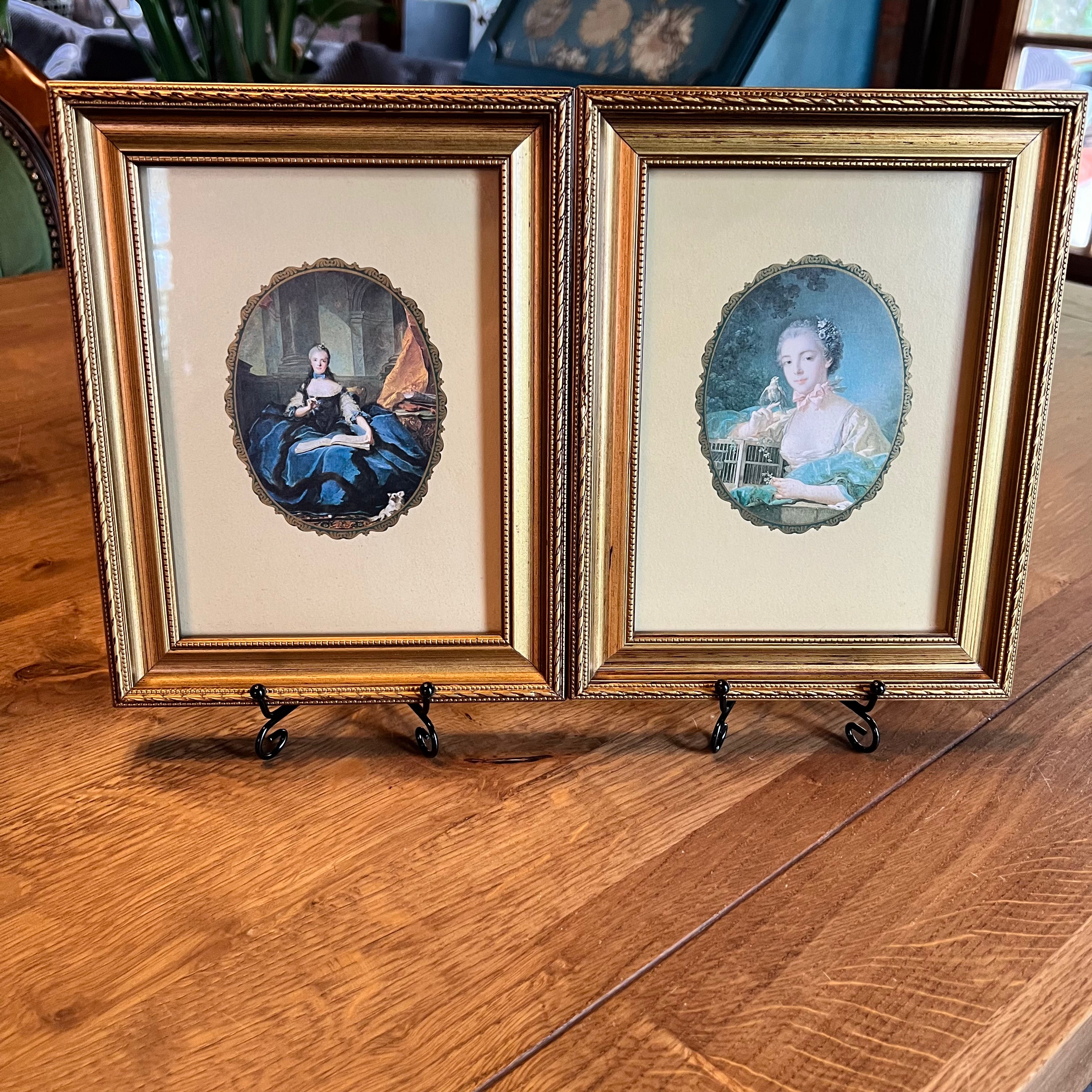 Twee ingelijste portretten The Collectionist