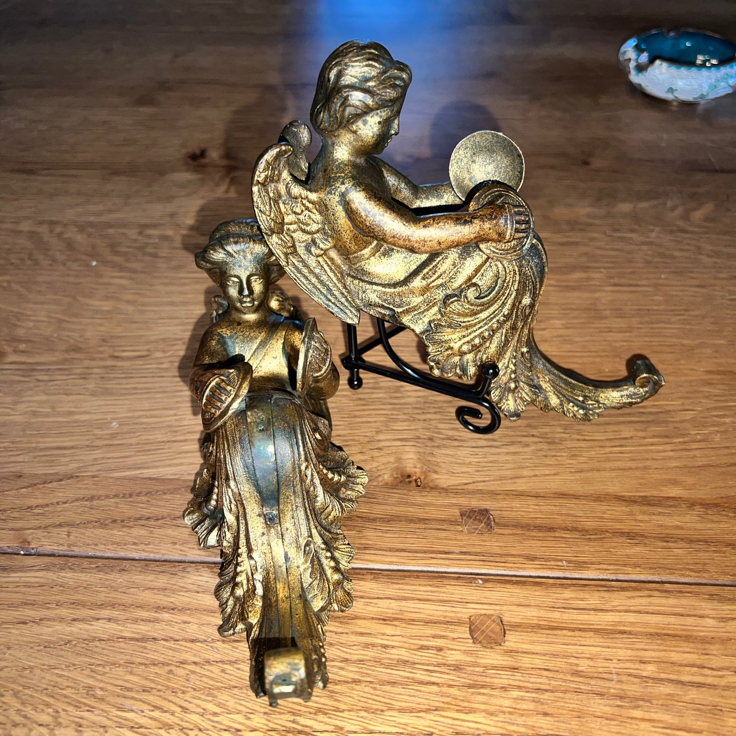 Twee antieke koperen (hoek) ornamenten The Collectionist