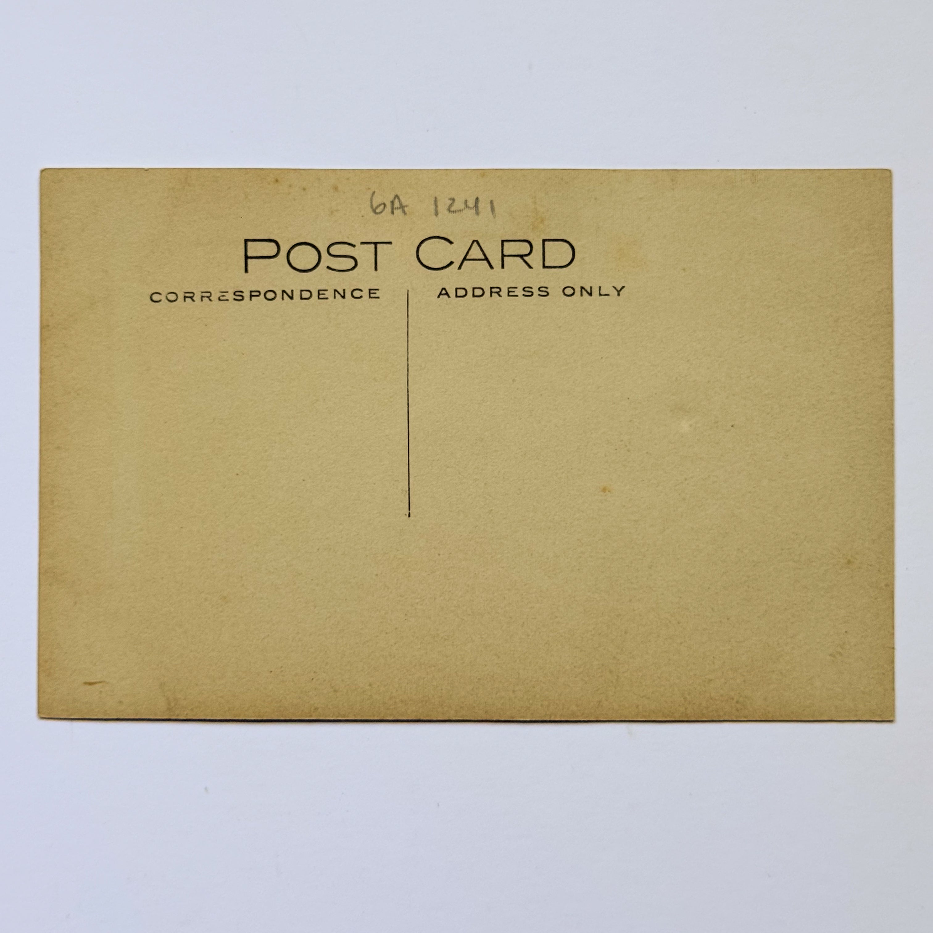 Porträt eines jungen Mannes in einem ovalen Rahmen – Britische Postkarte (ca. 1915)