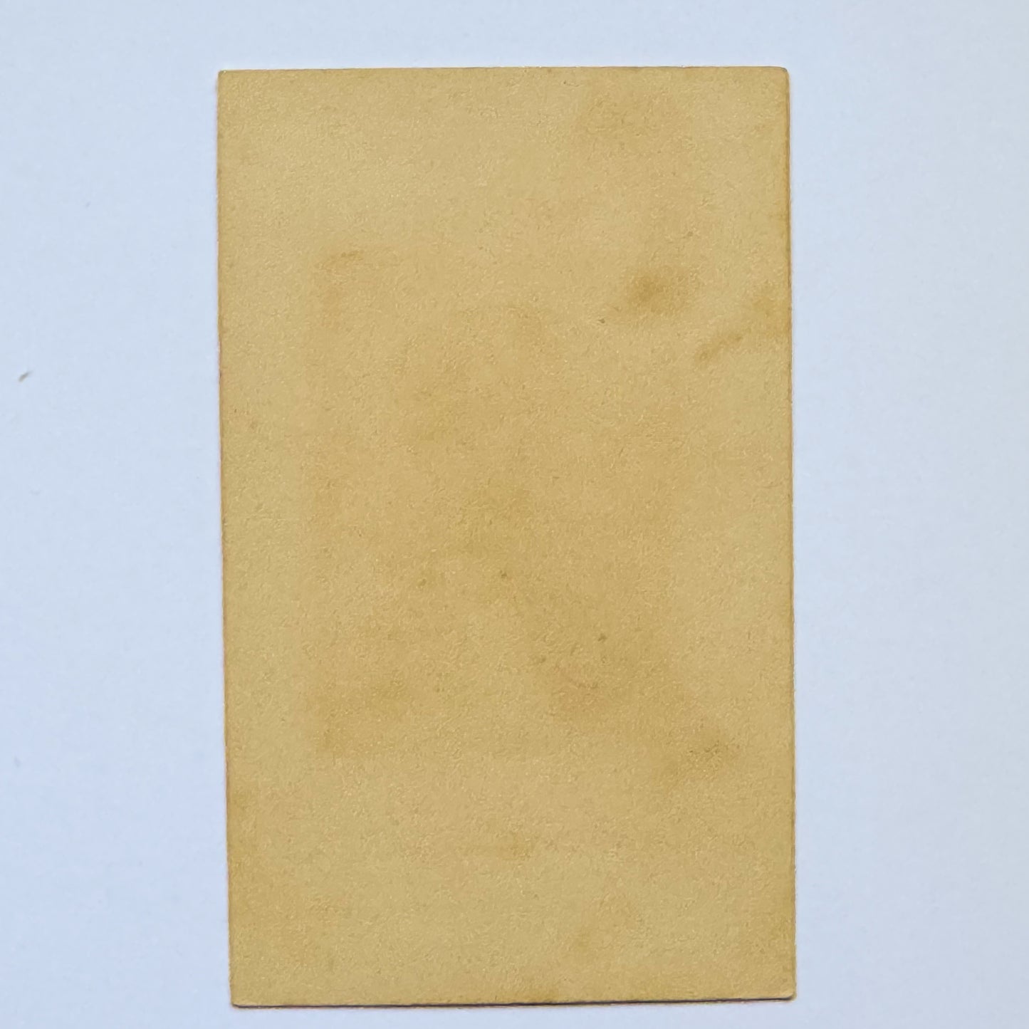 Frühes Porträt eines Mannes in einem ovalen Rahmen – anonymer Fotograf (ca. 1860)