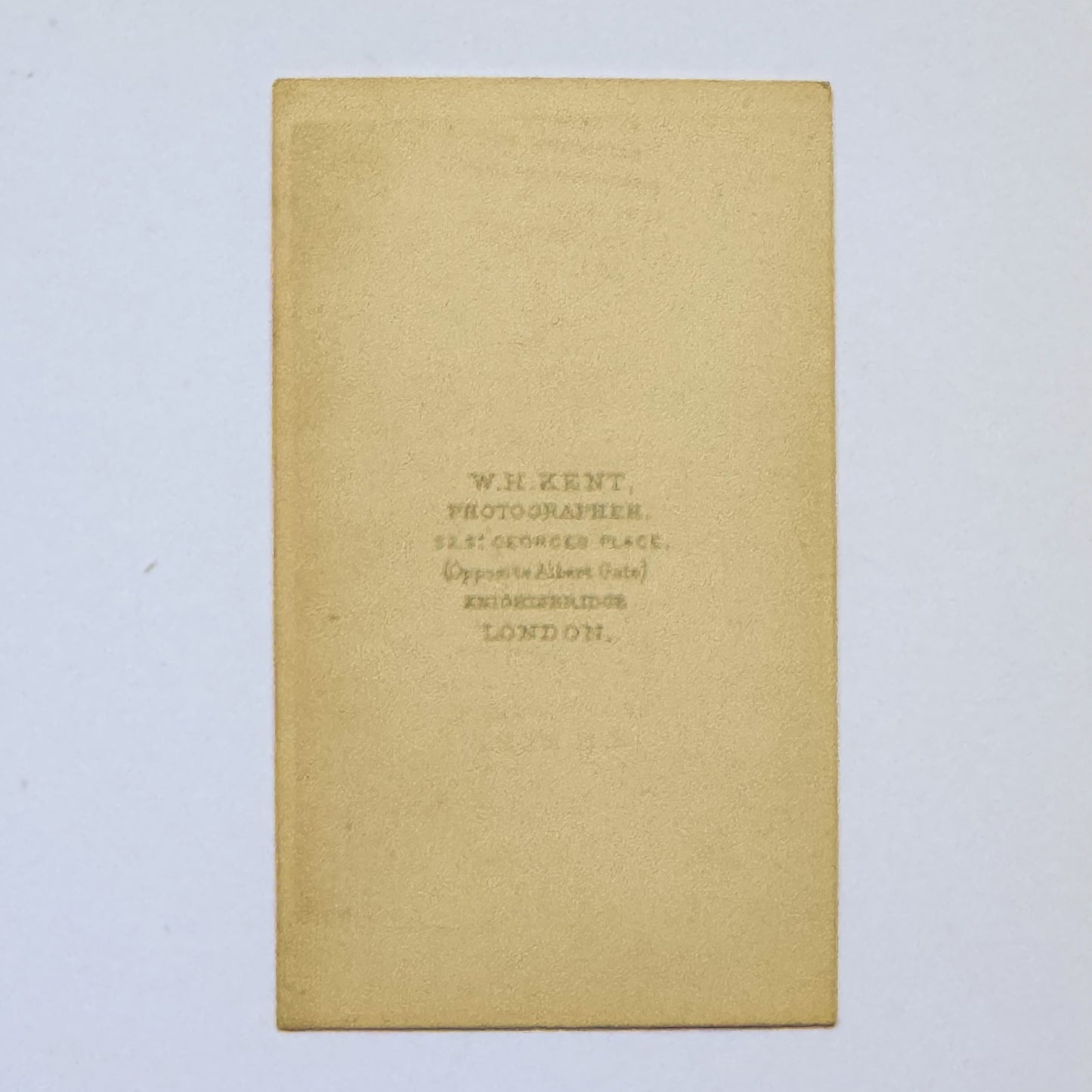 Porträt einer Frau in einem dunklen Kleid – WH Kent, Knightsbridge, London (ca. 1865)