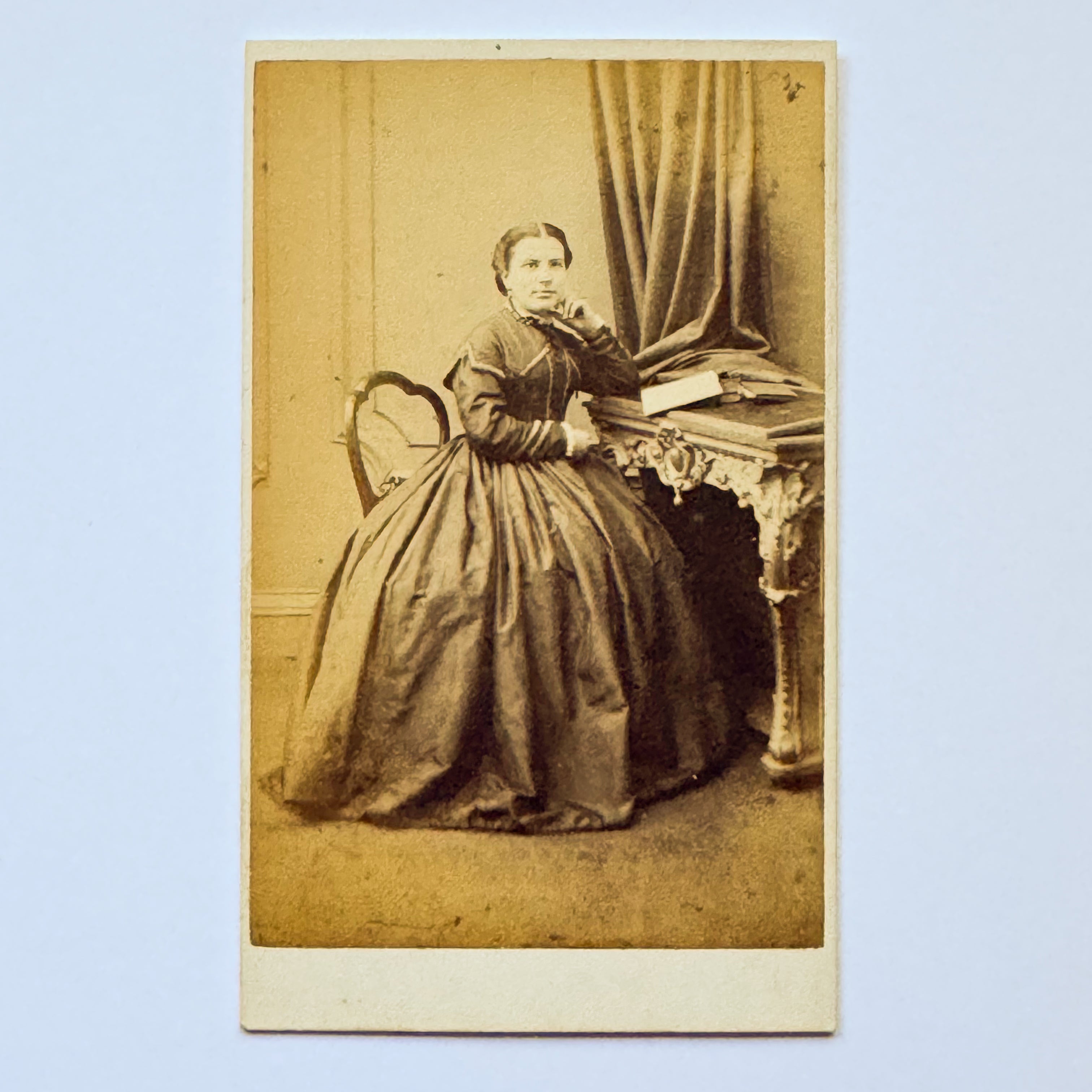 Porträt einer sitzenden Frau – Nesbitt & Lothian, Edinburgh (ca. 1865)