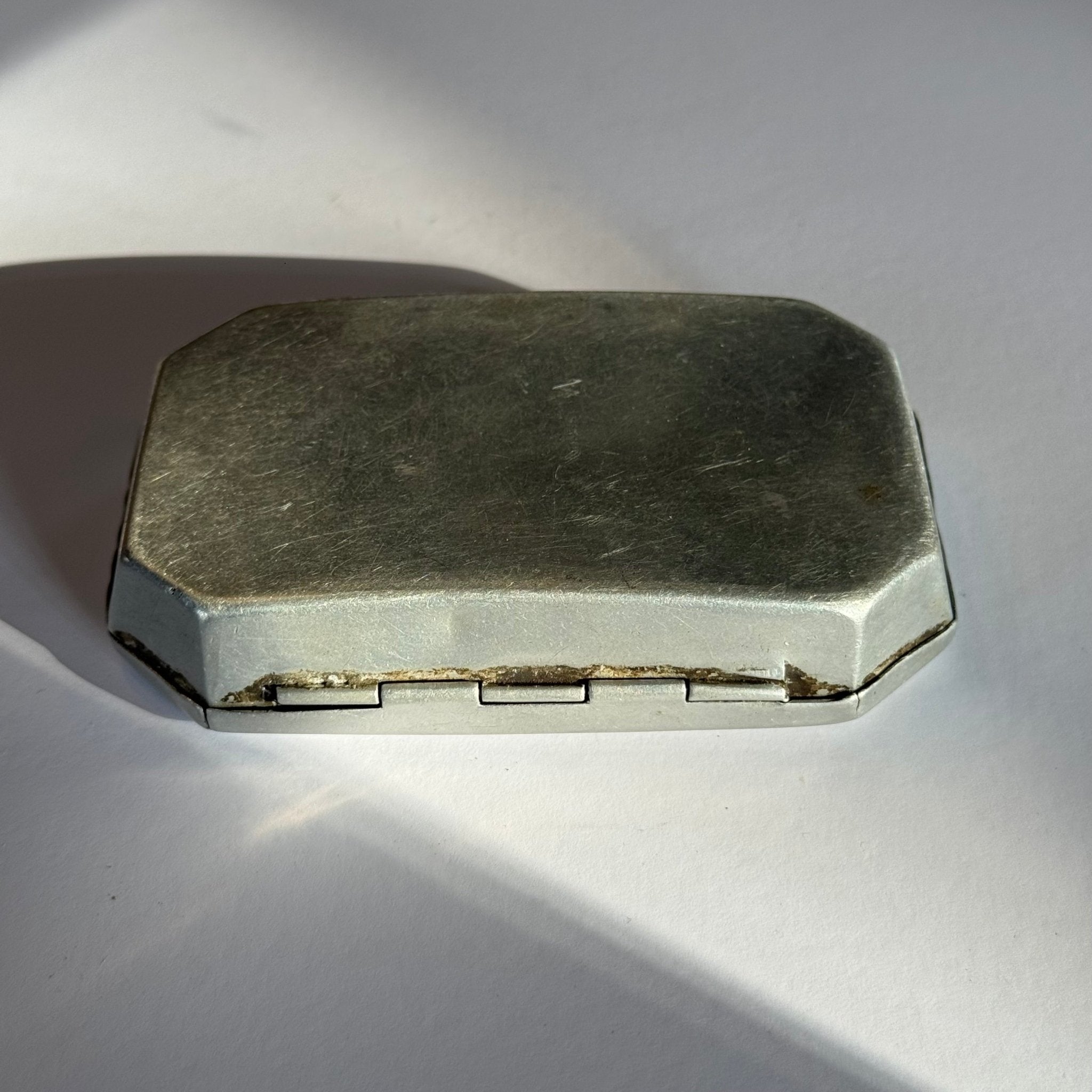 Aluminium pillendoosje of snuifdoos – Art Deco stijl (ca. 1930s–1940s) - The Collectionist