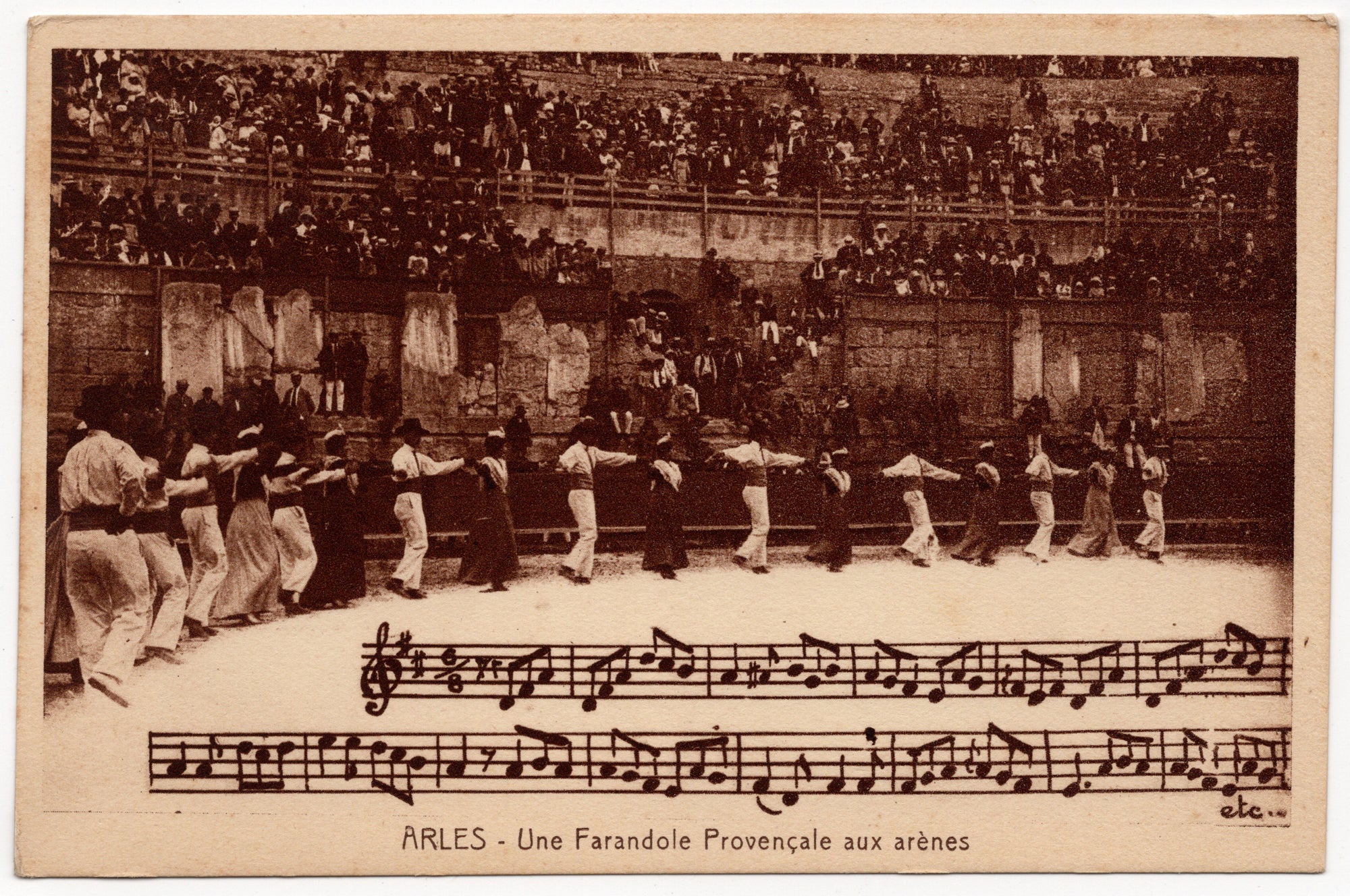 Sepia ansichtkaart met farandole Provençale in de Romeinse arena van Arles met notenschrift, uitgever Beau Avignon