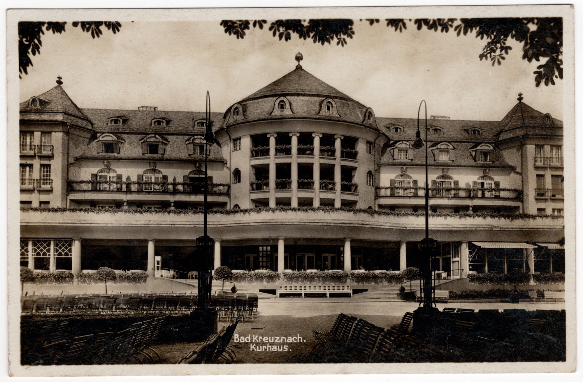 Ansichtkaart met zwart-wit fotografische opname van het Kurhaus te Bad Kreuznach, uitgever Pallmann Wiesbaden, jaren 1930