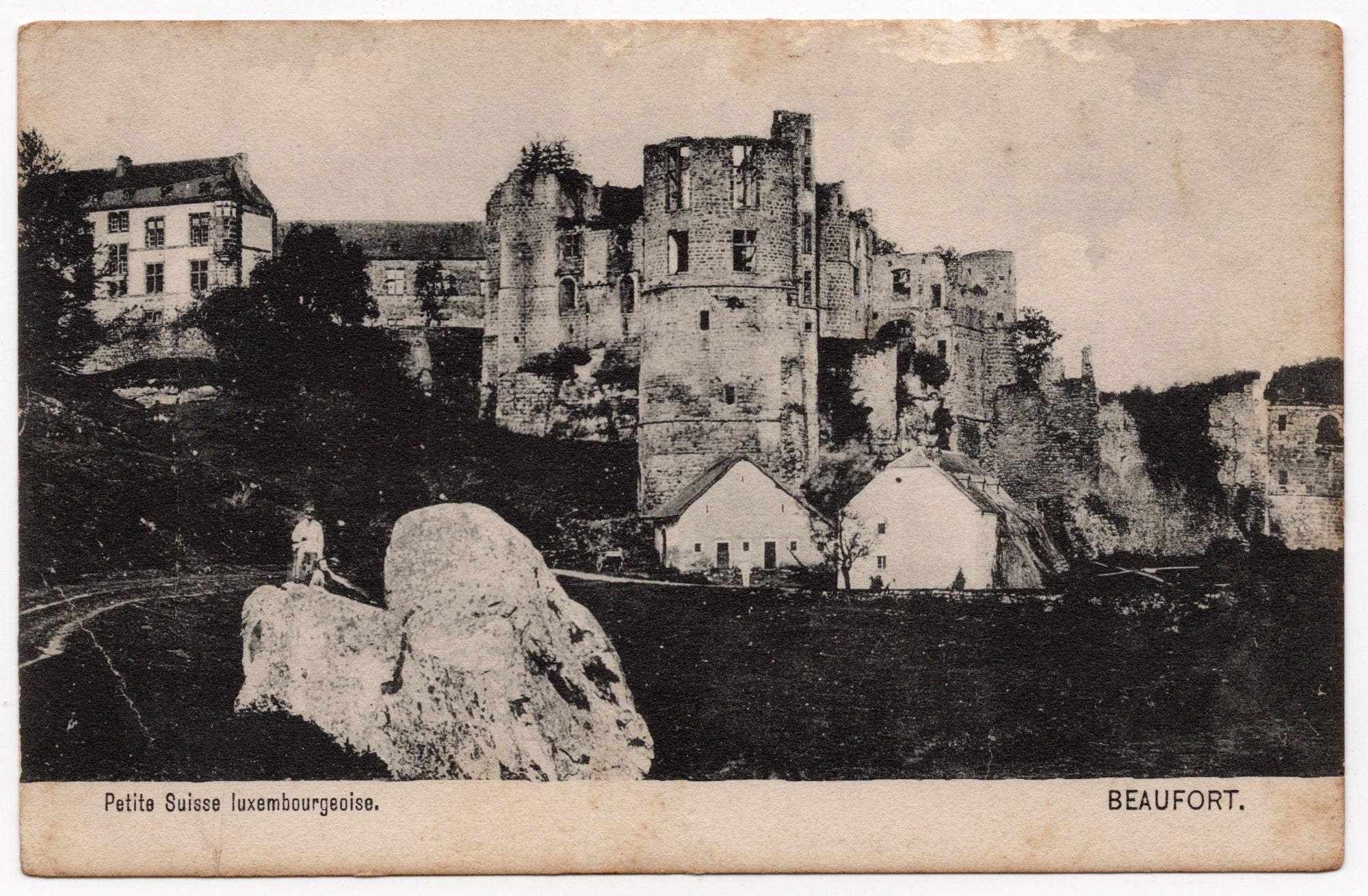 Vroege ansichtkaart ca. 1903, zwart-wit lichtdruk Burcht Beaufort met middeleeuwse ruïne en aanpalend renaissanceslot uit 1649, Petite Suisse luxembourgeoise