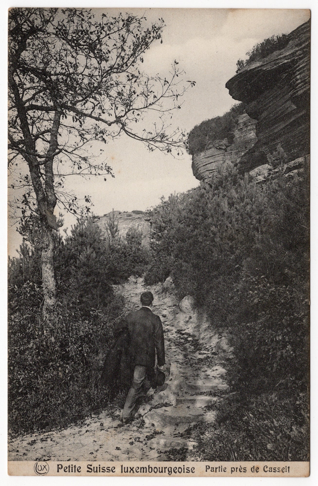 Zwart-wit ansichtkaart Casselt Petite Suisse luxembourgeoise, wandelaar met hoed op bospad, uitgave Schoren Luxemburg circa 1910