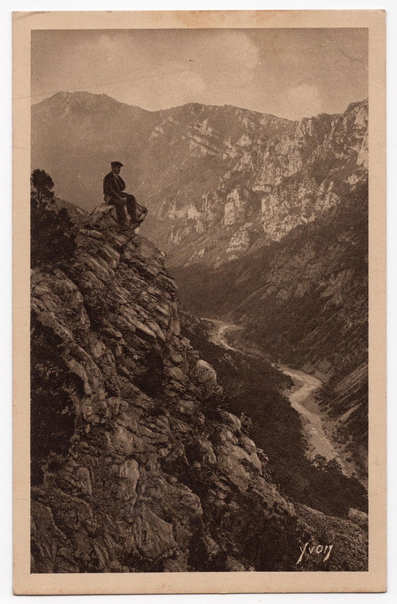 Franse ansichtkaart jaren twintig of dertig, sepia lichtdruk Gorges du Verdon bij Saint-Maurin met figuur op rotsblok, uitgave Yvon Parijs serie La Douce France
