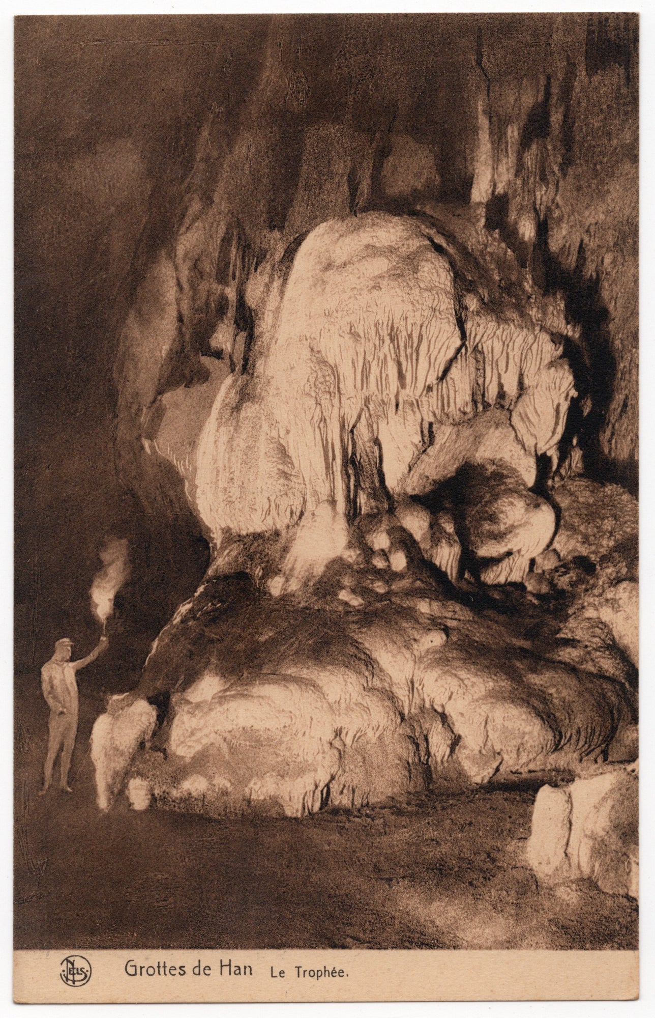 Sepia ansichtkaart Grottes de Han Le Trophée, stalagmiet met fakkeldrager, uitgave NELS circa 1920