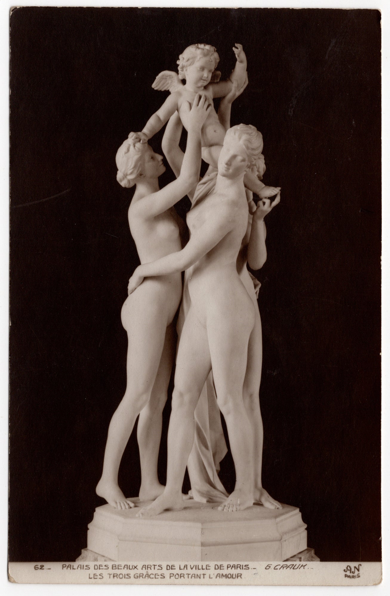 Ansichtkaart met fotografische reproductie van marmeren beeldhouwwerk Les Trois Grâces portant l'Amour van Gustave Crauk, Petit Palais Parijs