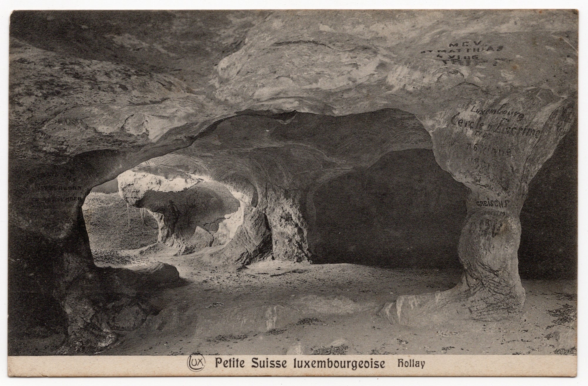 Ansichtkaart begin twintigste eeuw, zwart-wit lichtdruk Hollay-grot in Petite Suisse luxembourgeoise Müllertal met historische bezoekersinscripties, uitgave P.C. Schoren