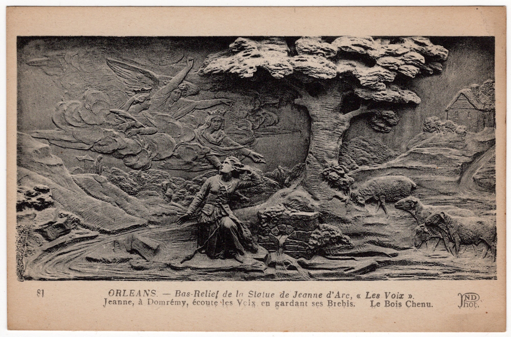 Ansichtkaart met bas-reliëf Les Voix van Vital Dubray, Jeanne d'Arc in Domrémy onder de Bois Chenu, monument Orléans