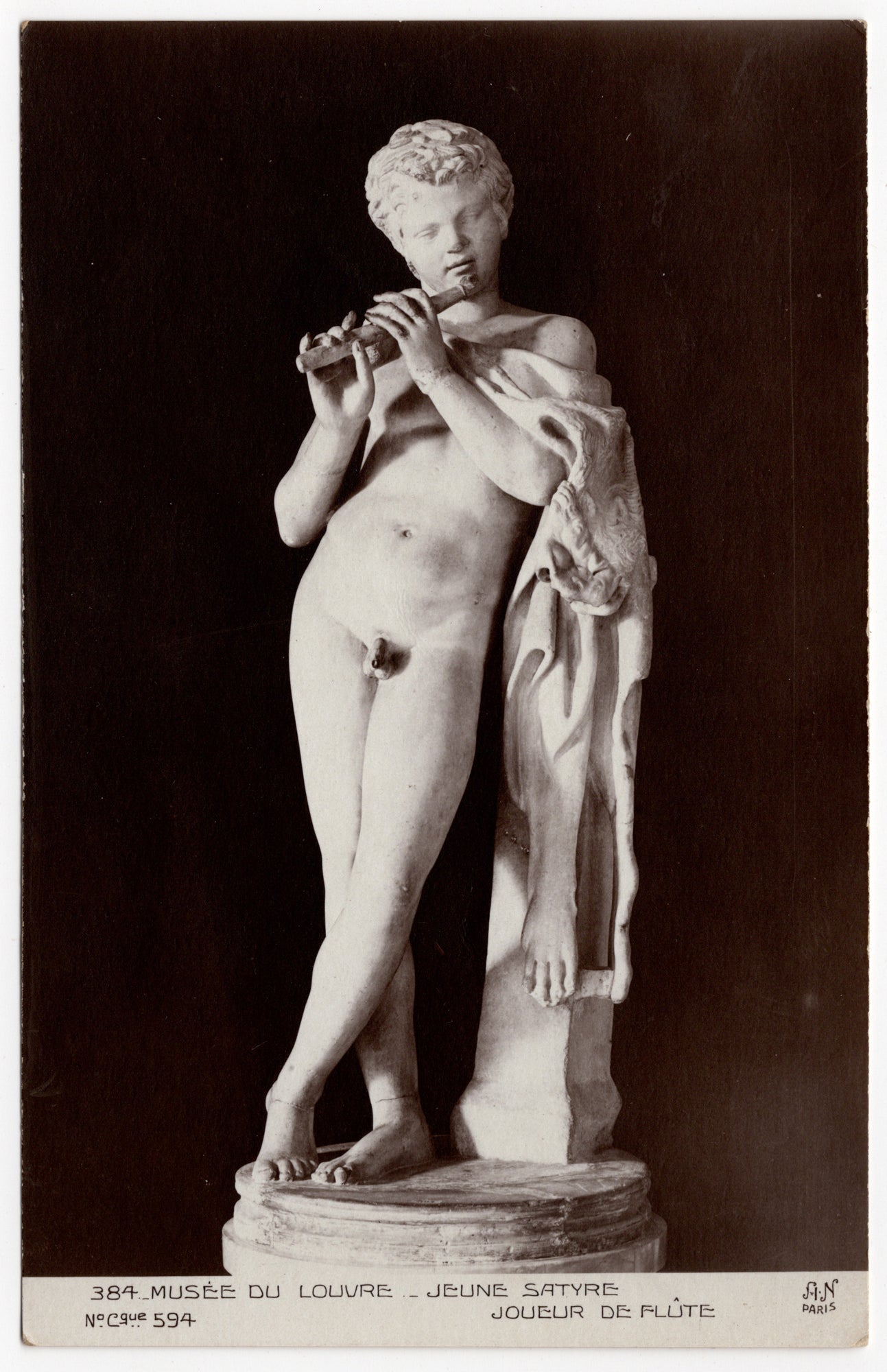 Ansichtkaart met fotografische reproductie van marmeren beeldhouwwerk Jeune Satyre joueur de flûte Louvre, Armand Noyer Parijs