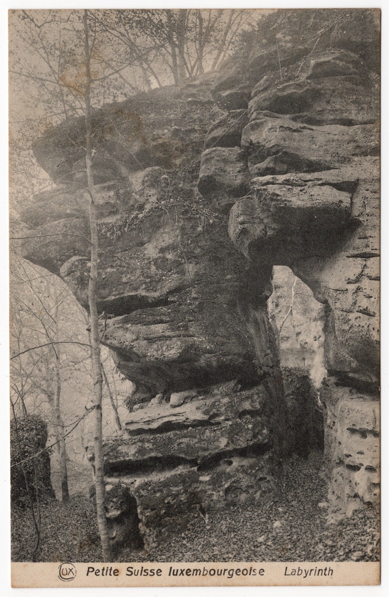 Zwart-wit ansichtkaart Labyrinth Petite Suisse luxembourgeoise, zandsteenformatie met natuurlijke opening, uitgave Schoren Luxemburg circa 1910