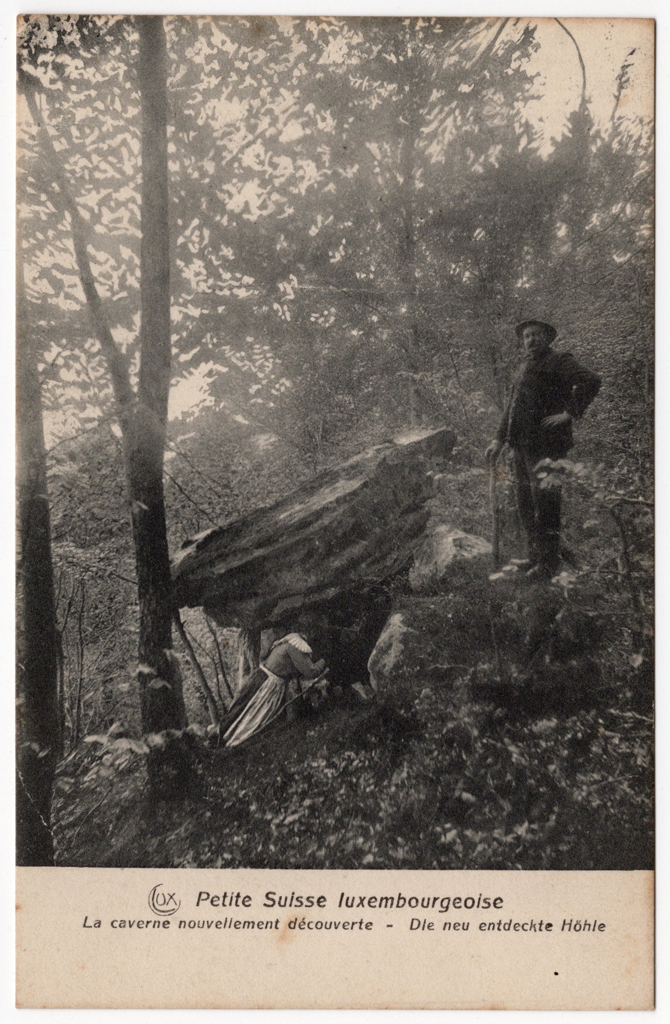 Zwart-wit ansichtkaart nieuw ontdekte grot Petite Suisse luxembourgeoise, man en vrouw bij grotopening, uitgave Schoren Luxemburg circa 1910