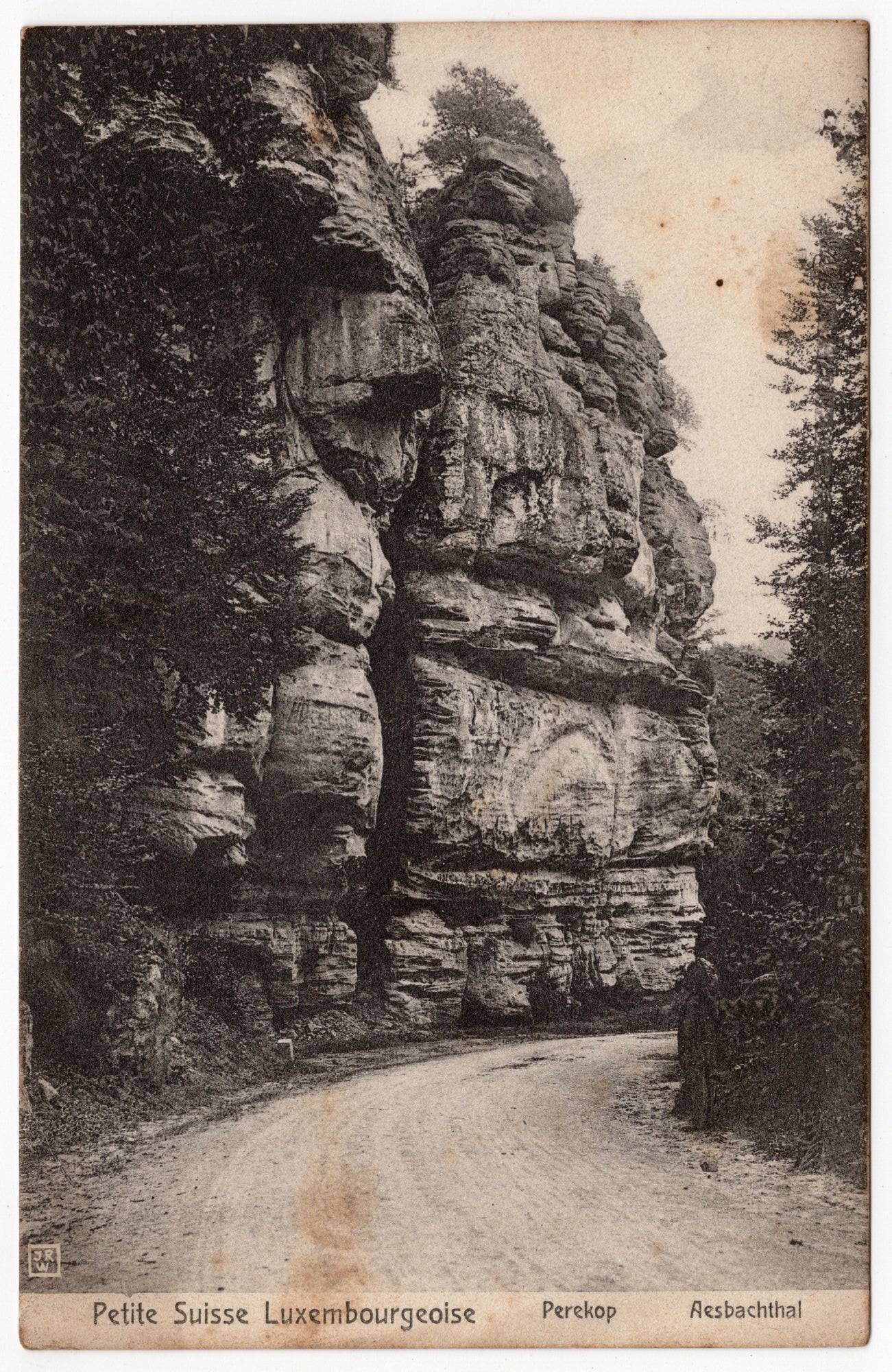 Zwart-wit ansichtkaart Perekop Aesbachthal Petite Suisse luxembourgeoise, zandsteengigant met wandelpad, uitgave Waeger Echternach circa 1910