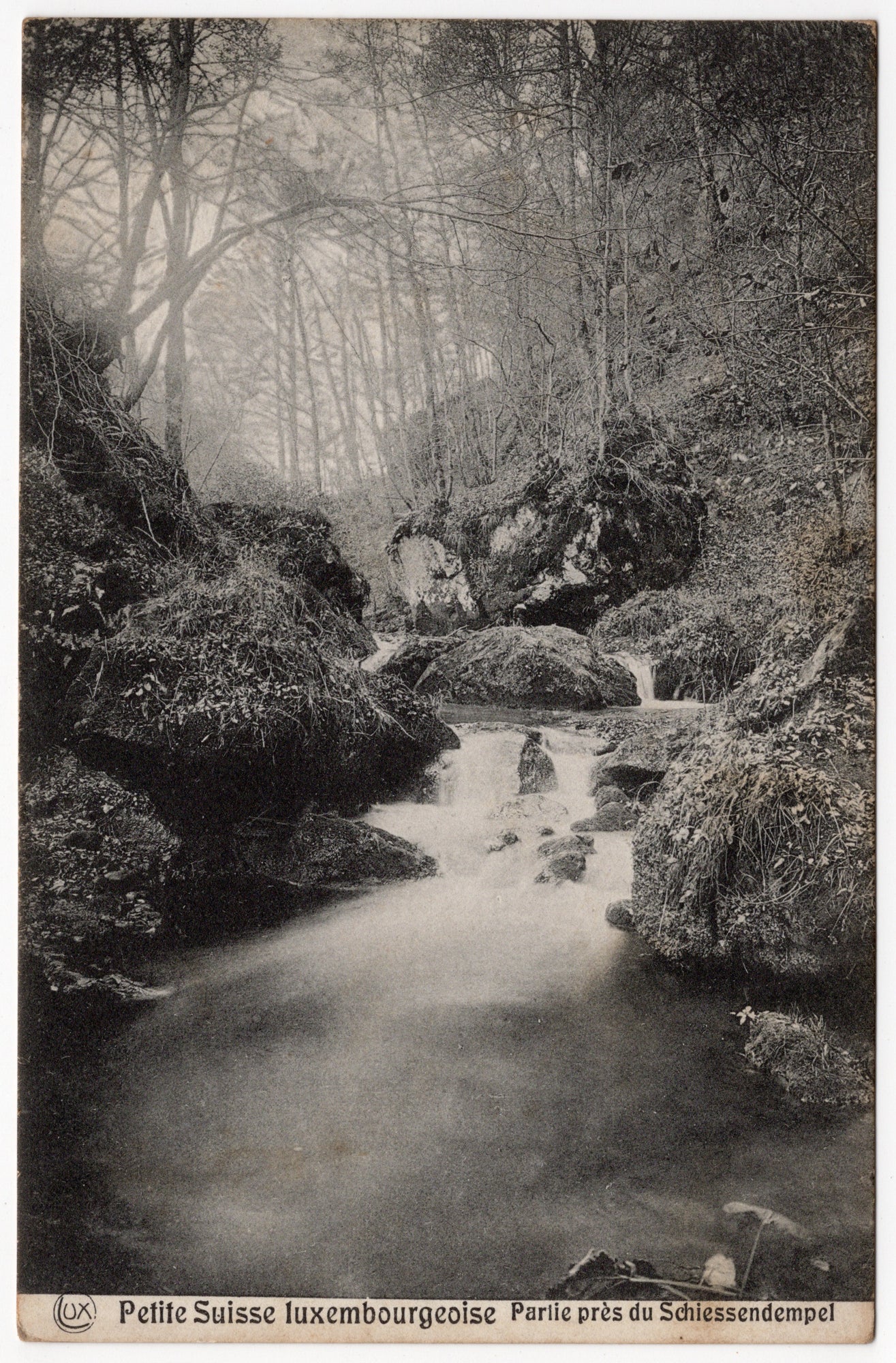 Zwart-wit ansichtkaart Schiessendempel Petite Suisse luxembourgeoise, Zwarte Ernz met stromend water, uitgave Schoren Luxemburg circa 1910