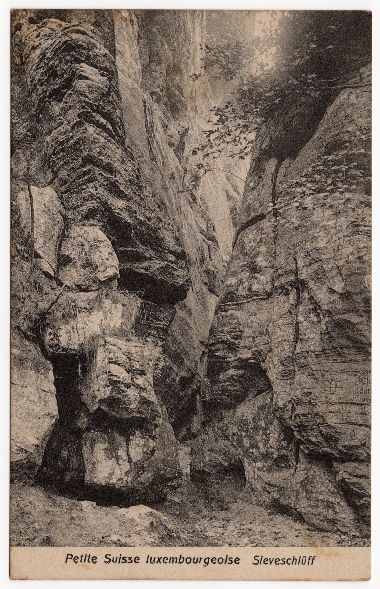 Zwart-wit ansichtkaart Sieveschlüff Petite Suisse luxembourgeoise, rotslabyrint met 1906-inkervingen, uitgave Schoren Luxemburg circa 1910