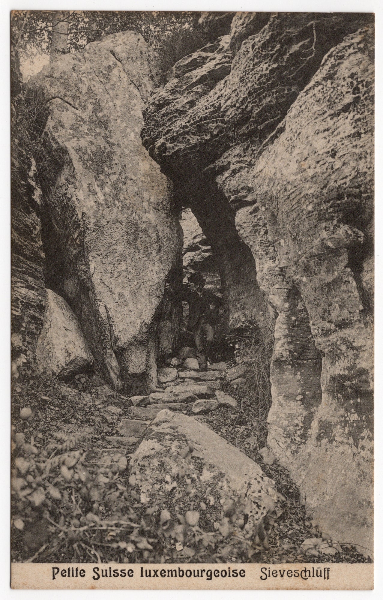 Zwart-wit ansichtkaart Sieveschlüff Petite Suisse luxembourgeoise, rotsspleet met stenen trap, uitgave C. Schoren Luxemburg circa 1910