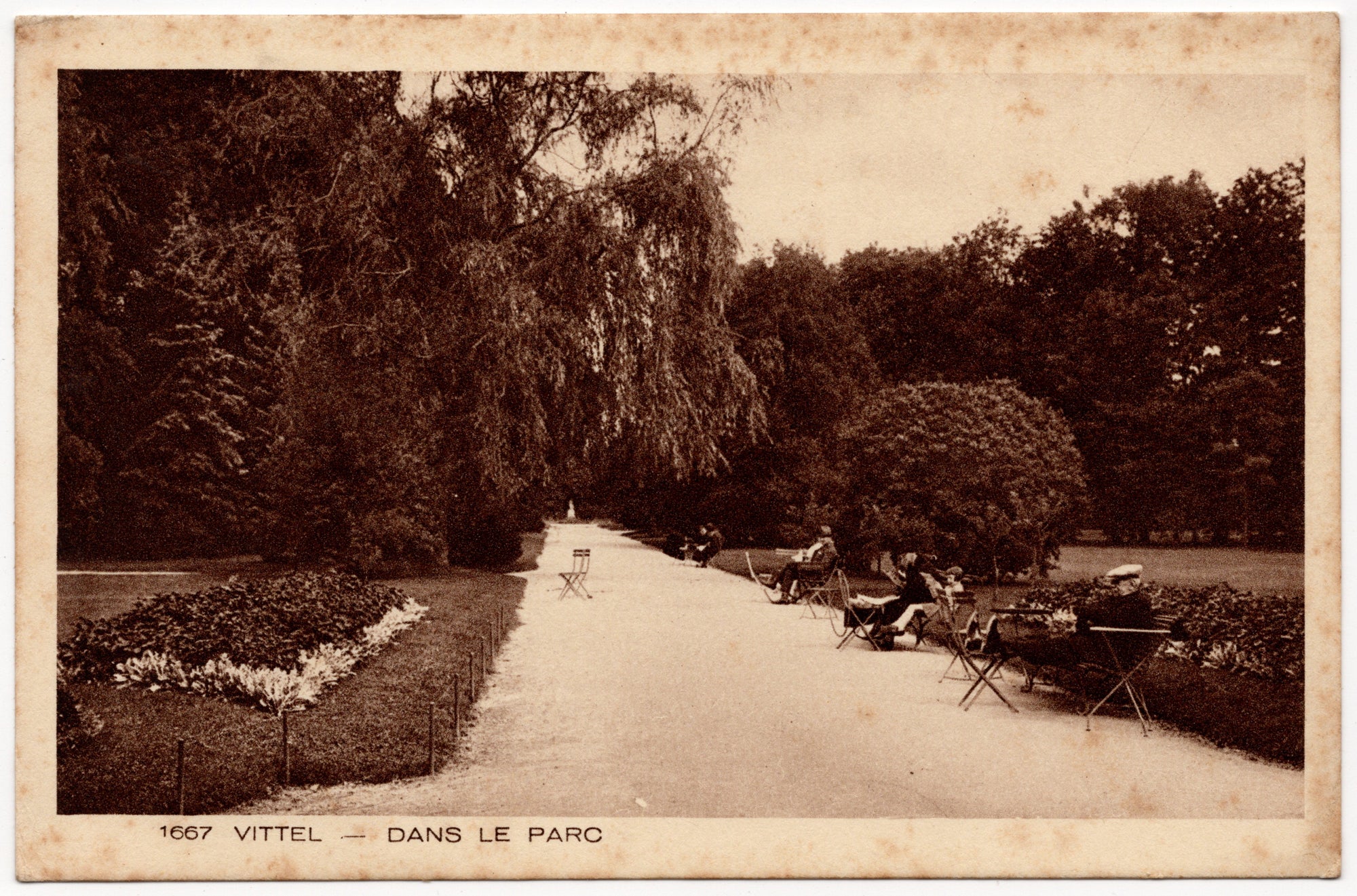 Sepia ansichtkaart Vittel Dans le Parc, kuurgasten op vouwstoelen in parc thermal Vogezen, uitgave Braun & Cie circa 1925