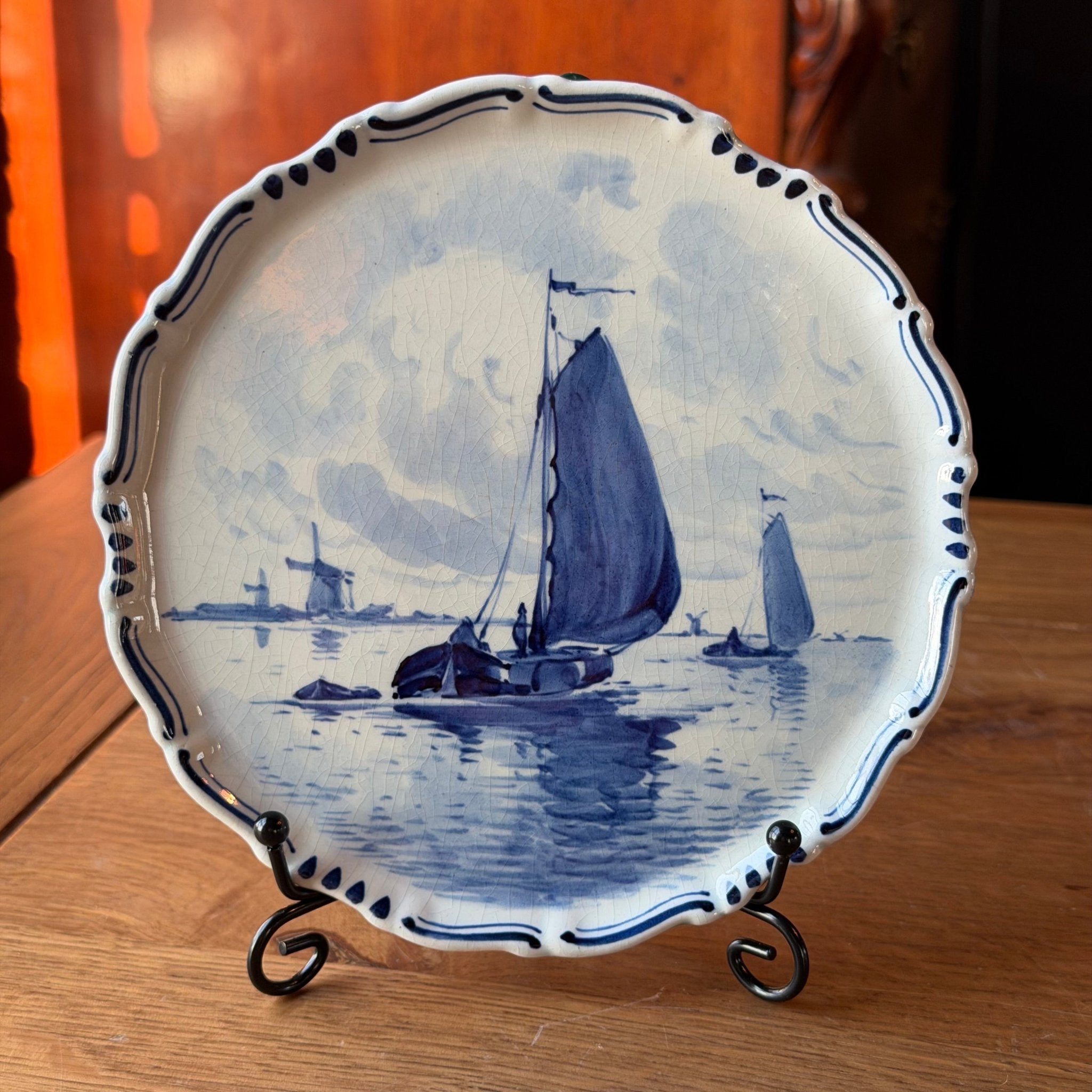 Antiek Delfts blauw wandbord met zeilboot – De Porceleyne Fles (Royal Delft), 1912 - The Collectionist