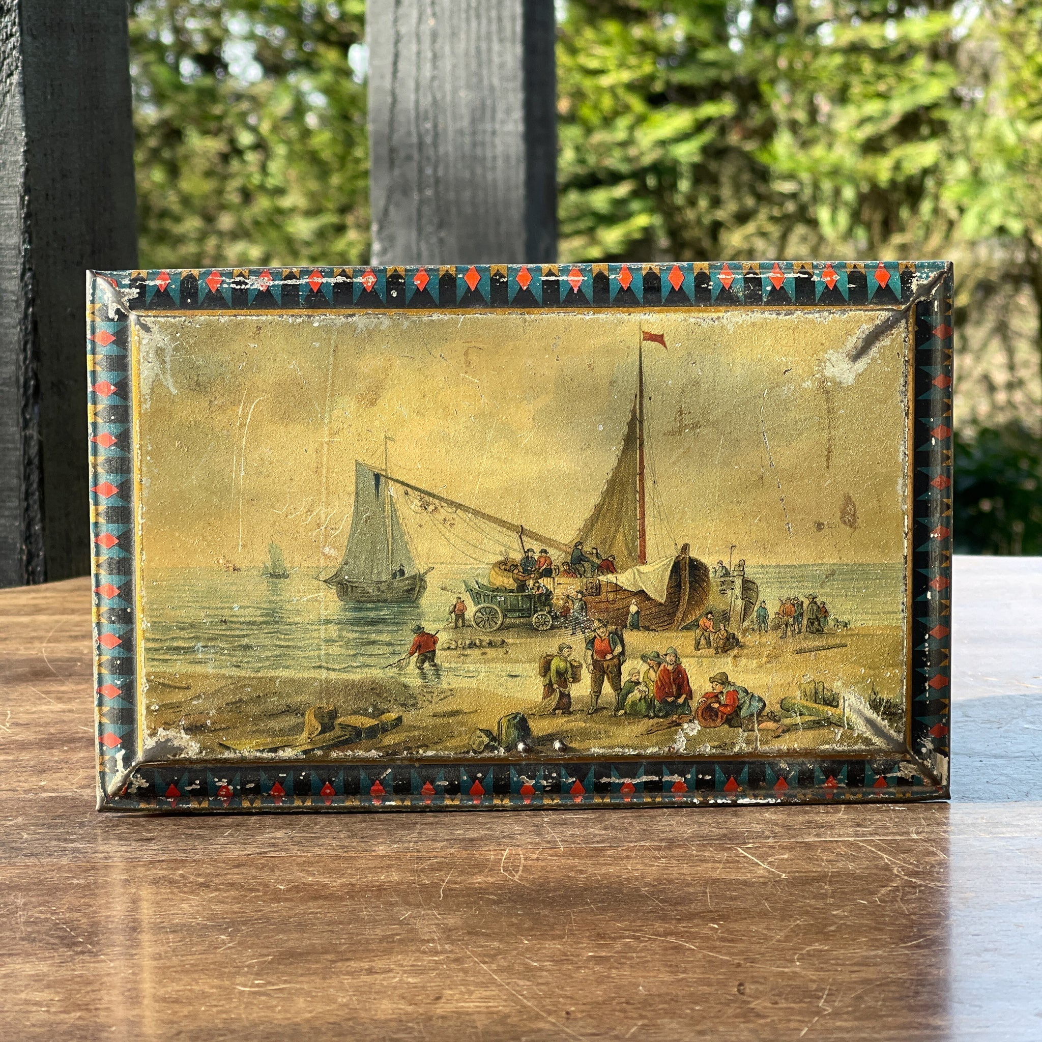 Antiek Pette Wormerveer Cacaoblik met Strandtafereel (1910–1924) - The Collectionist