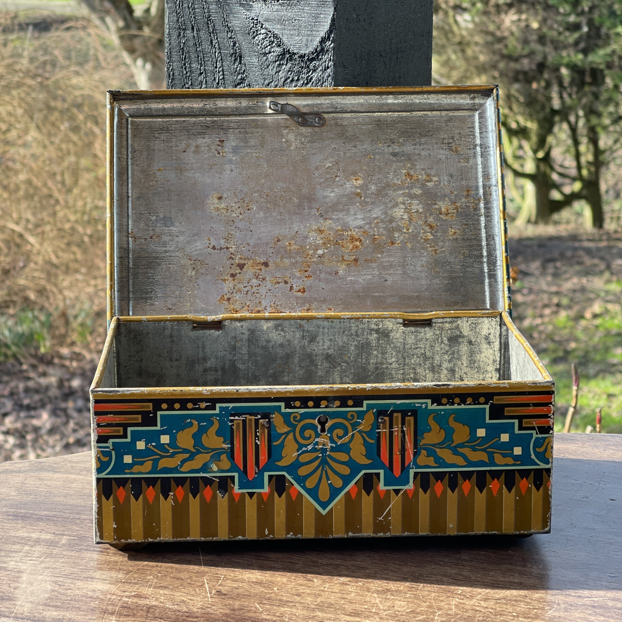 Antiek Pette Wormerveer Cacaoblik met Strandtafereel (1910–1924) - The Collectionist