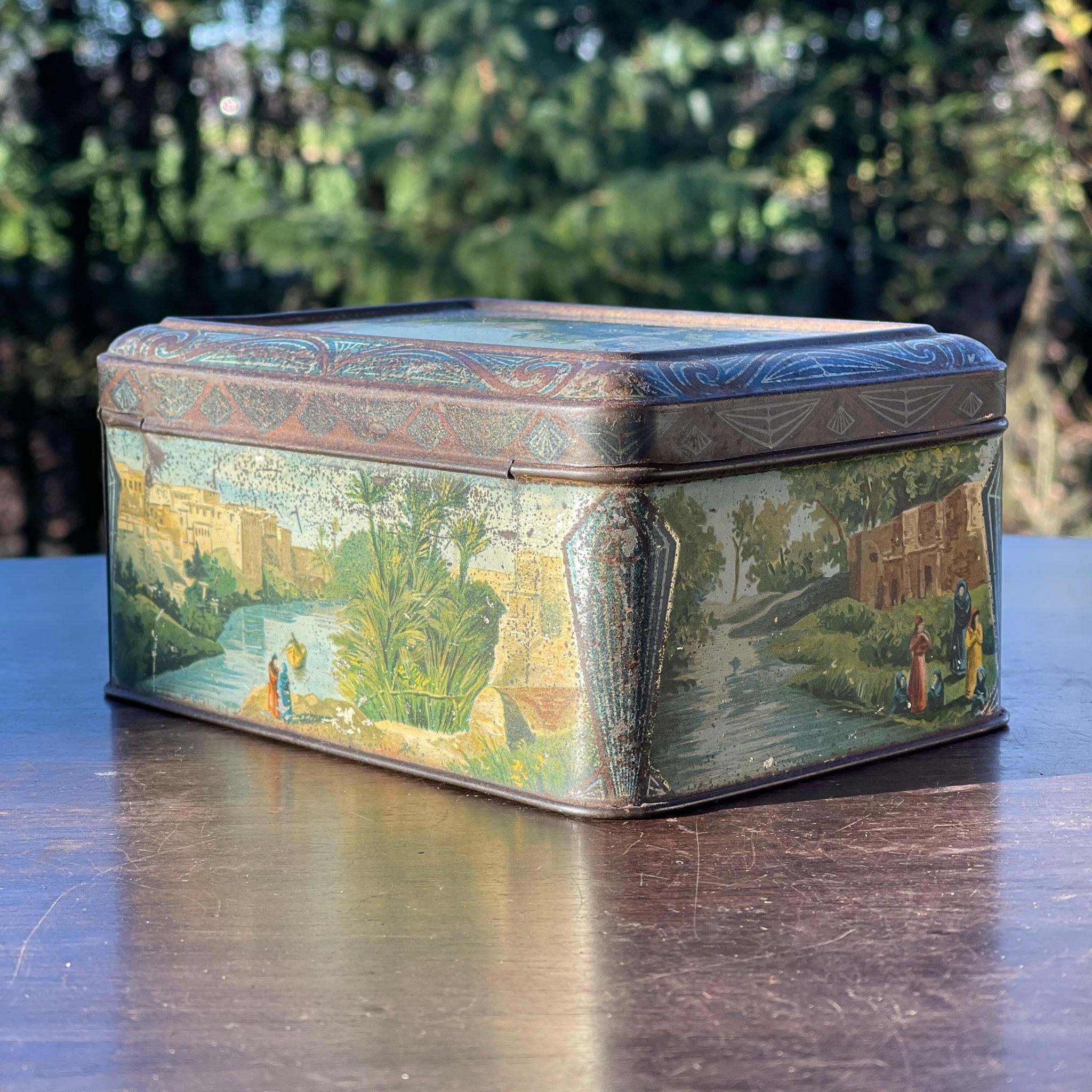 Antiek rechthoekig metalen blik met scharnierdeksel en landschapsdecor - The Collectionist