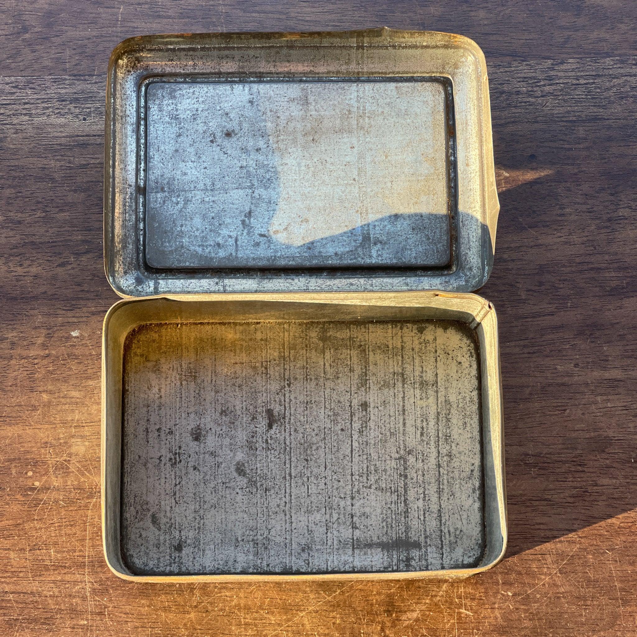 Antiek rechthoekig metalen blik met scharnierdeksel en landschapsdecor - The Collectionist