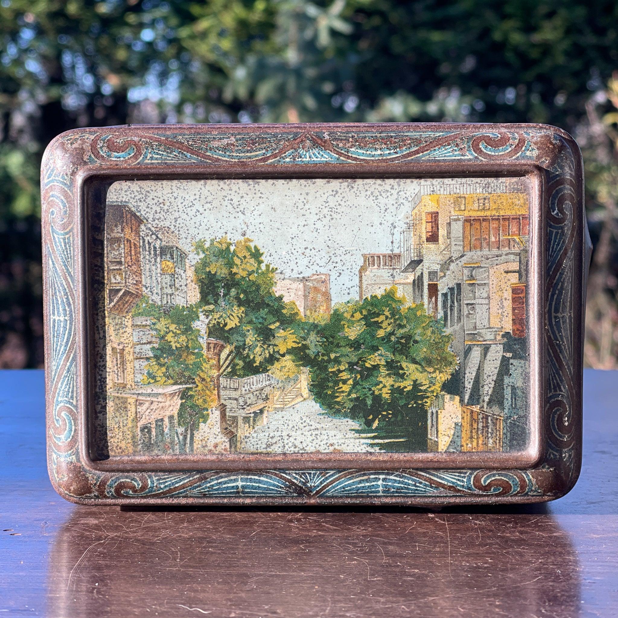 Antiek rechthoekig metalen blik met scharnierdeksel en landschapsdecor - The Collectionist