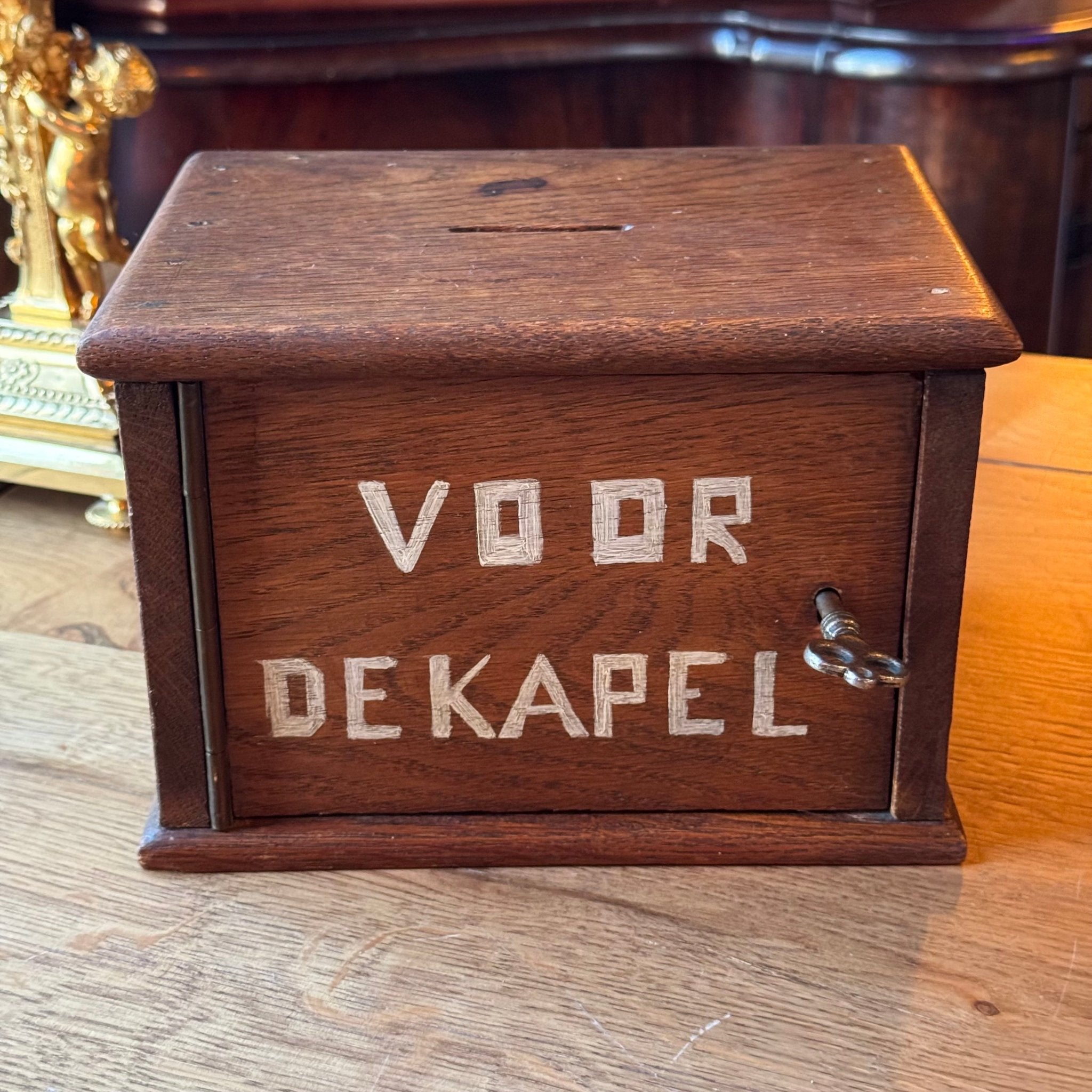 Antieke Houten Collectebus met Sleutel “Voor de Kapel” – Kerkelijk Erfgoed ca. 1900 - The Collectionist