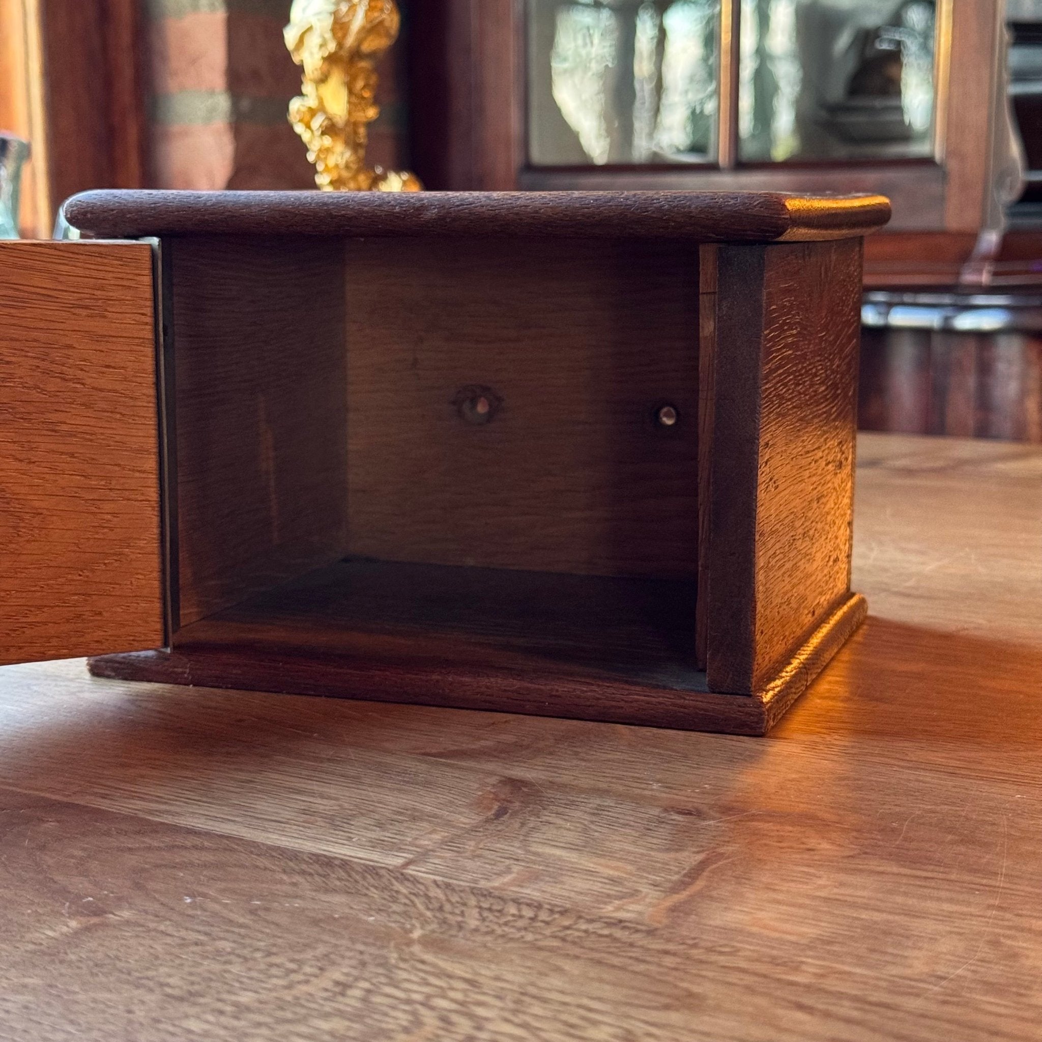 Antieke Houten Collectebus met Sleutel “Voor de Kapel” – Kerkelijk Erfgoed ca. 1900 - The Collectionist