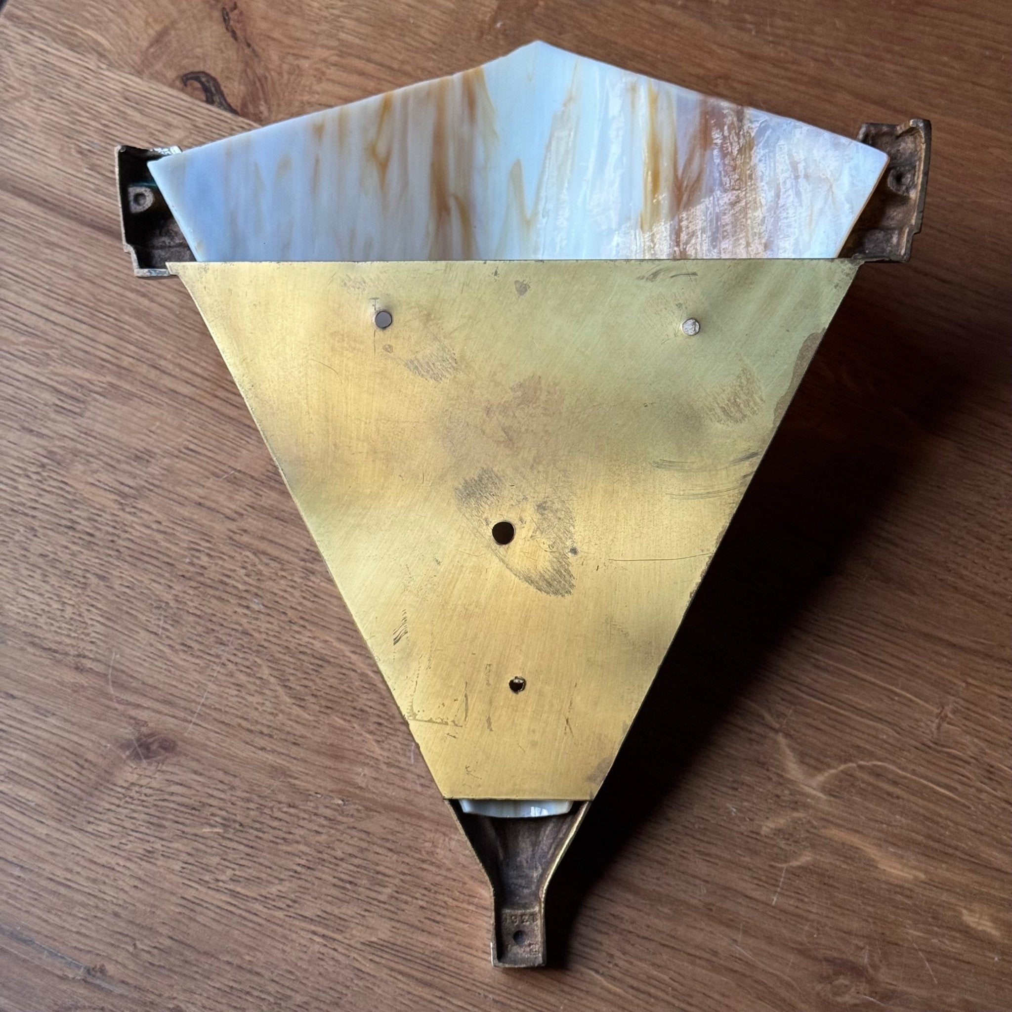 Art Deco - stijl Wandlamp met Marmerlook Glas en Messing Goudframe - The Collectionist