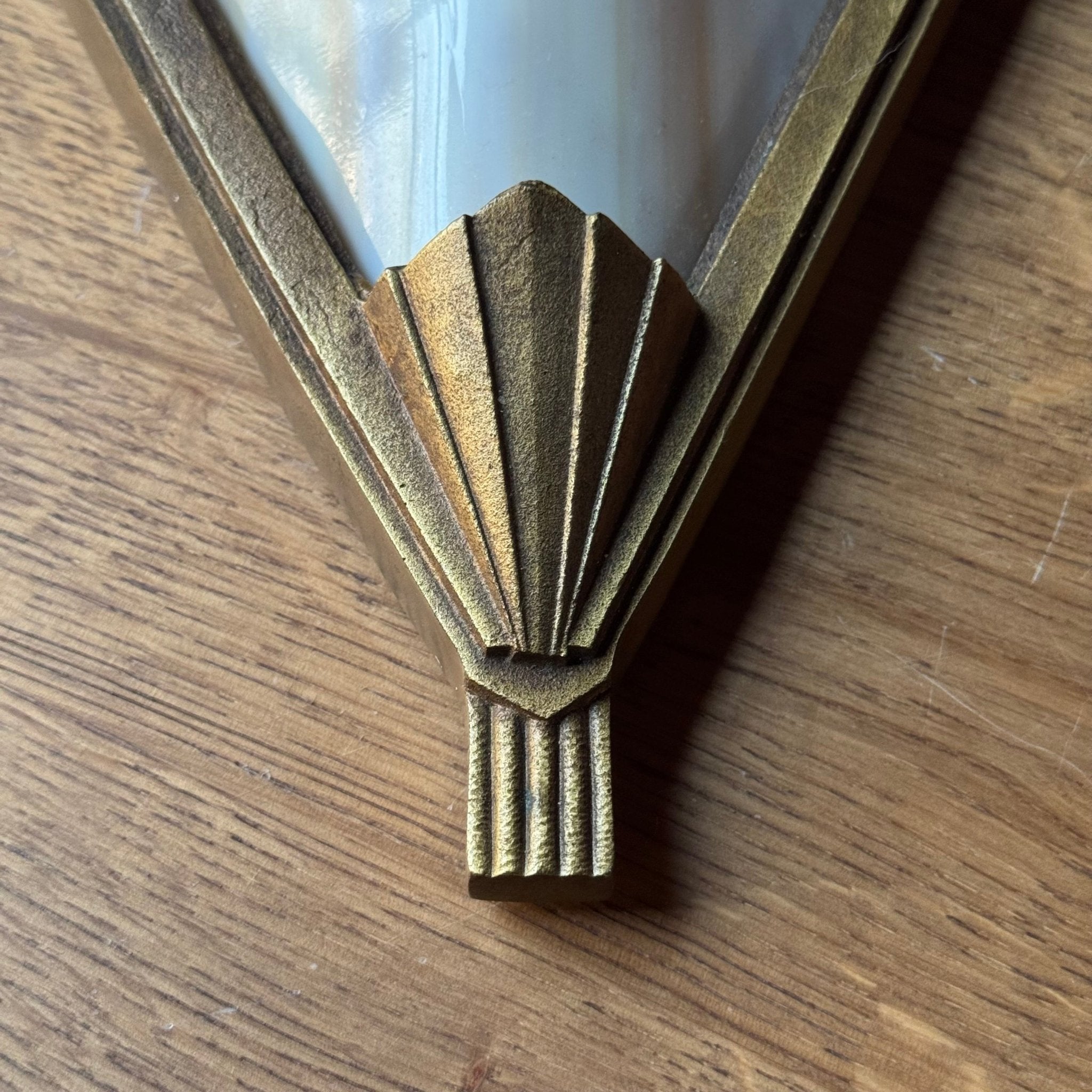 Art Deco - stijl Wandlamp met Marmerlook Glas en Messing Goudframe - The Collectionist