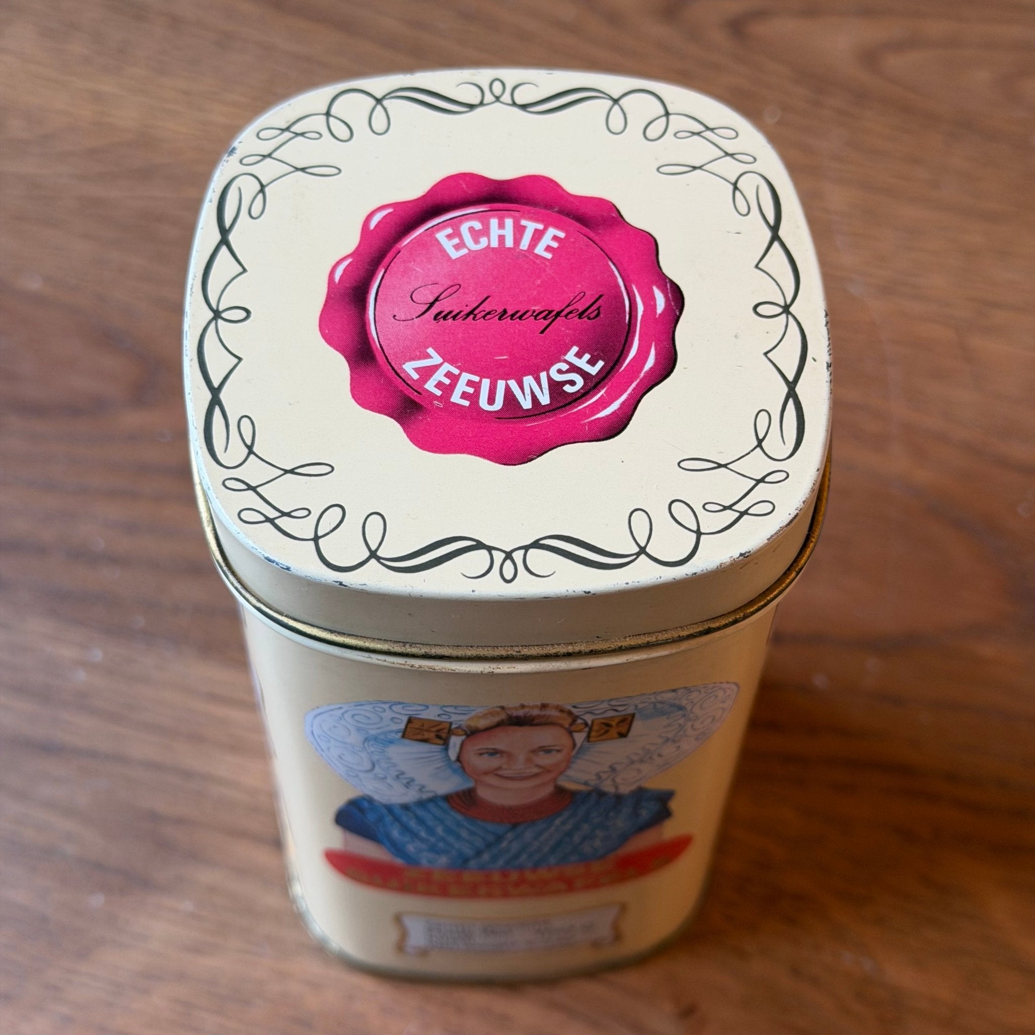 Bewaarblik voor Zeeuwse suikerwafels met klassieke illustratie - The Collectionist